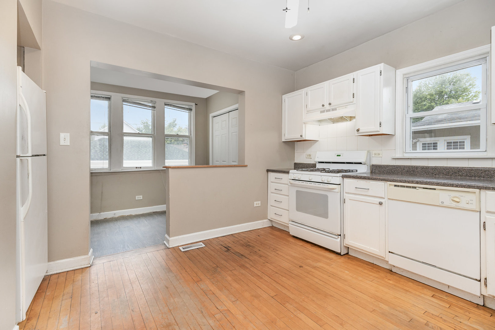 1057 Hollywood Avenue, Des Plaines, IL 60016