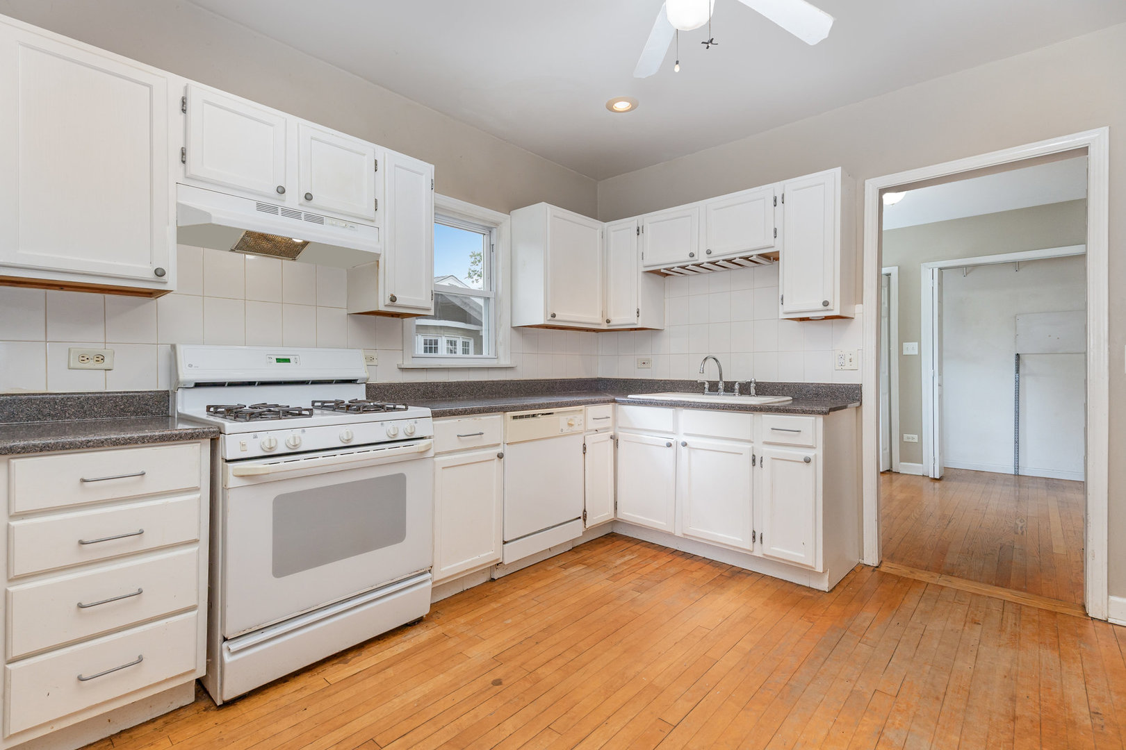 1057 Hollywood Avenue, Des Plaines, IL 60016