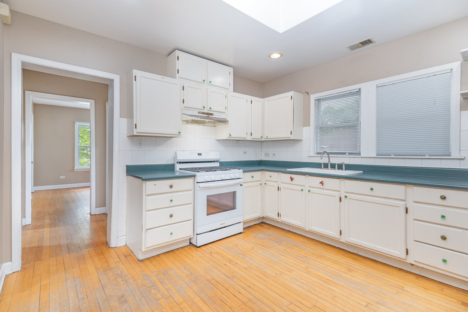 1057 Hollywood Avenue, Des Plaines, IL 60016