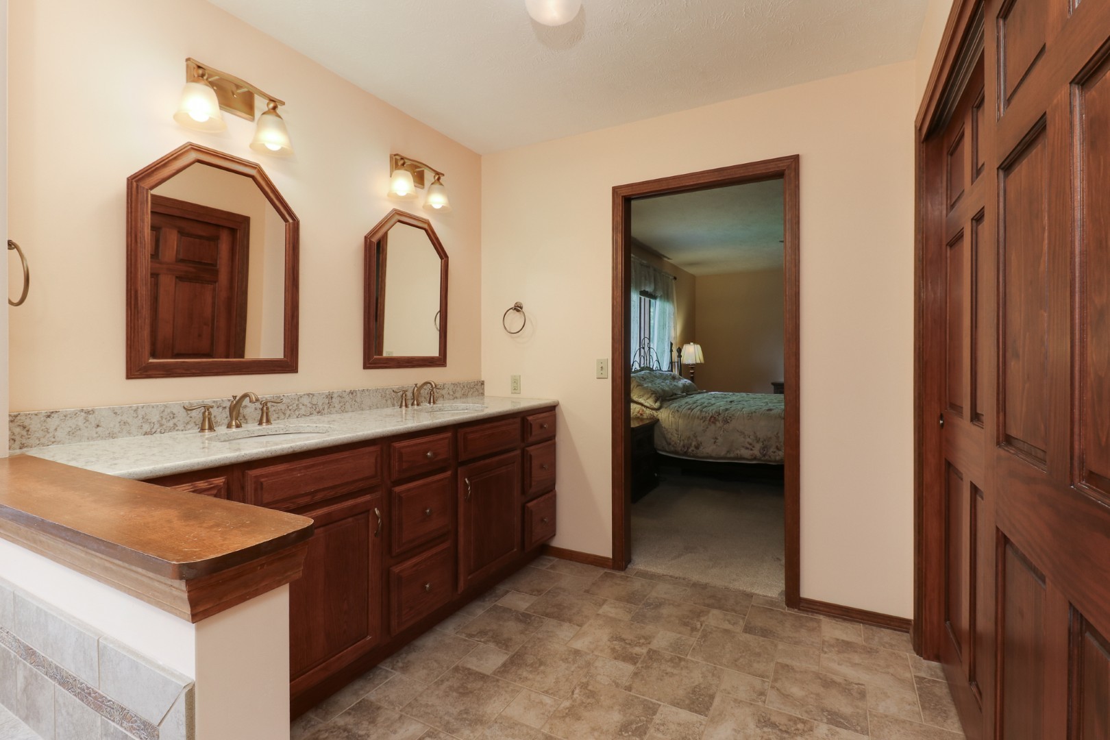 1005 S Hershey Road, Bloomington, IL 61704