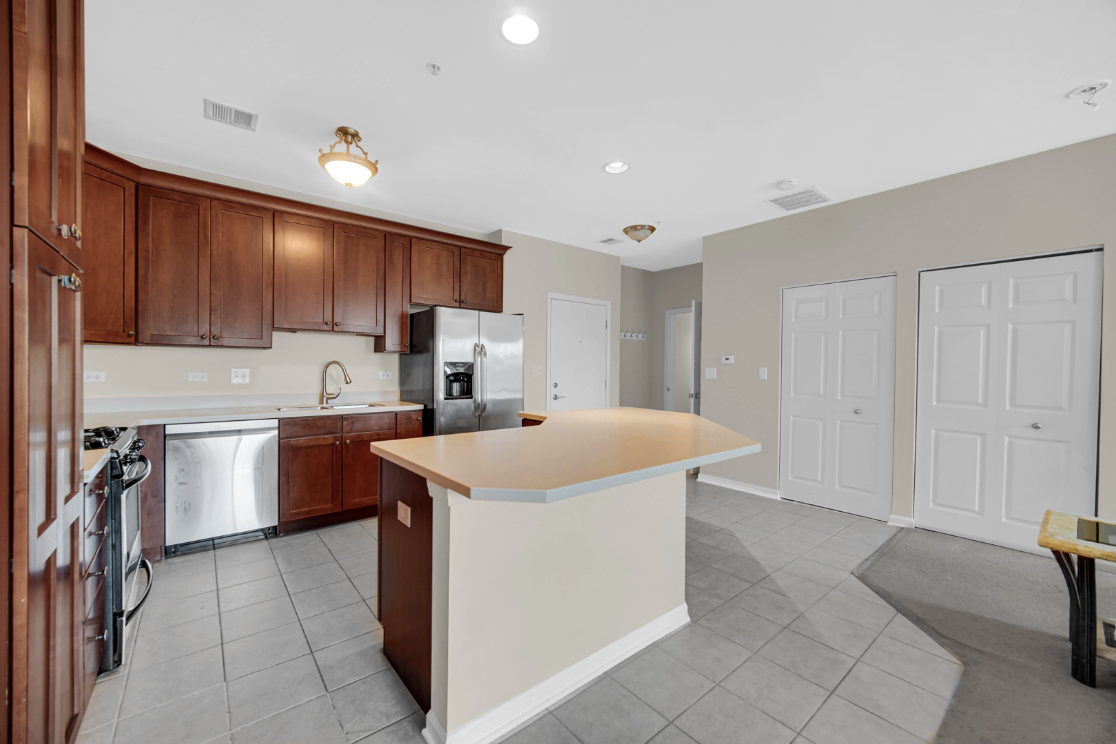 275 E Railroad Avenue #205, Bartlett, IL 60103