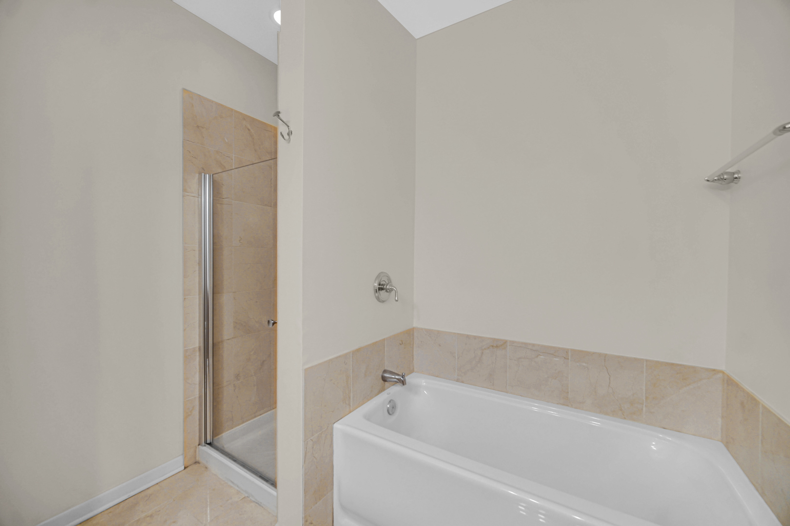 275 E Railroad Avenue #205, Bartlett, IL 60103