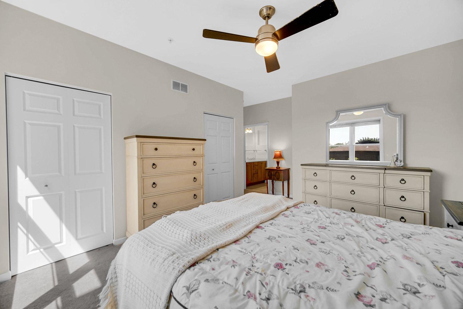 275 E Railroad Avenue #205, Bartlett, IL 60103