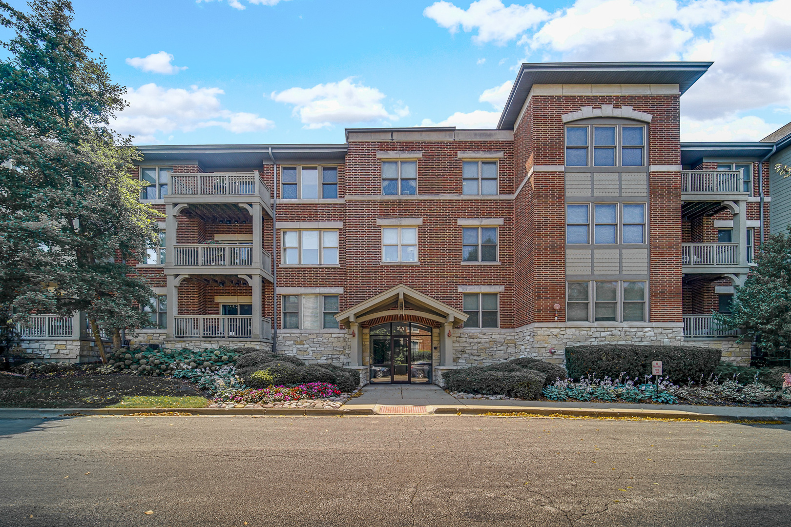 275 E Railroad Avenue #205, Bartlett, IL 60103