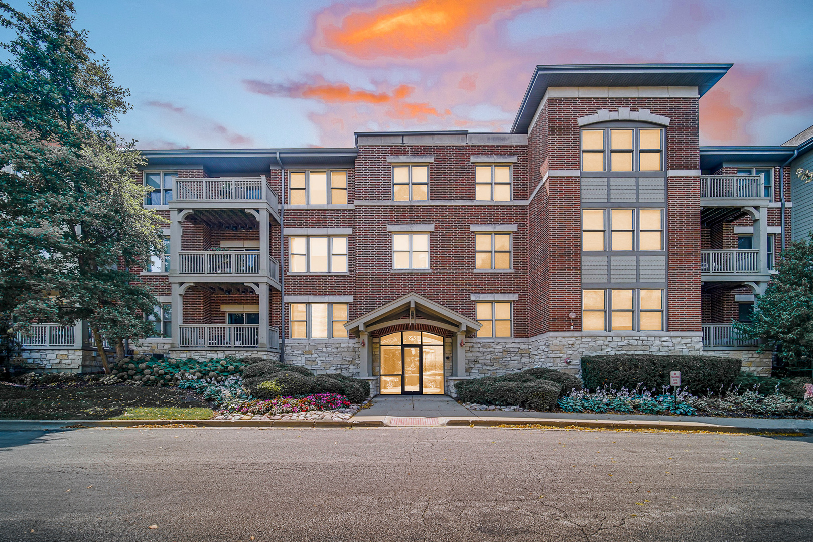 275 E Railroad Avenue #205, Bartlett, IL 60103