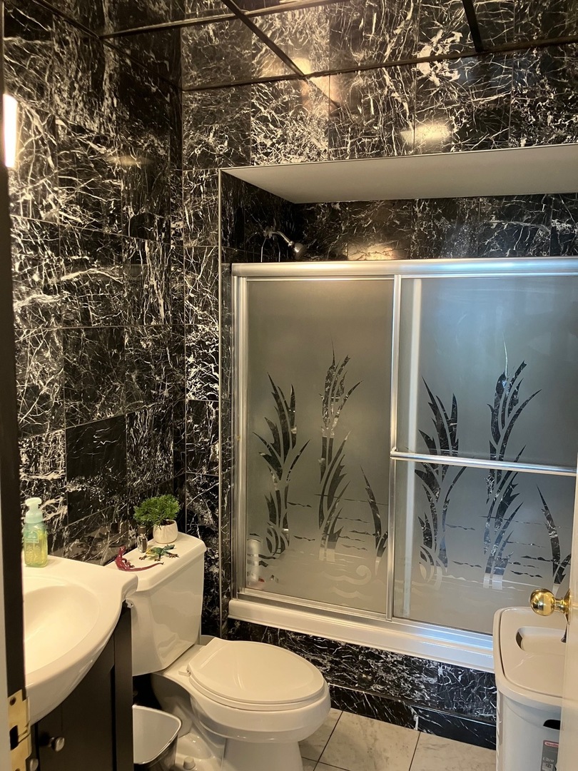 9514 Lawrence Avenue #2105, Schiller Park, IL 60176