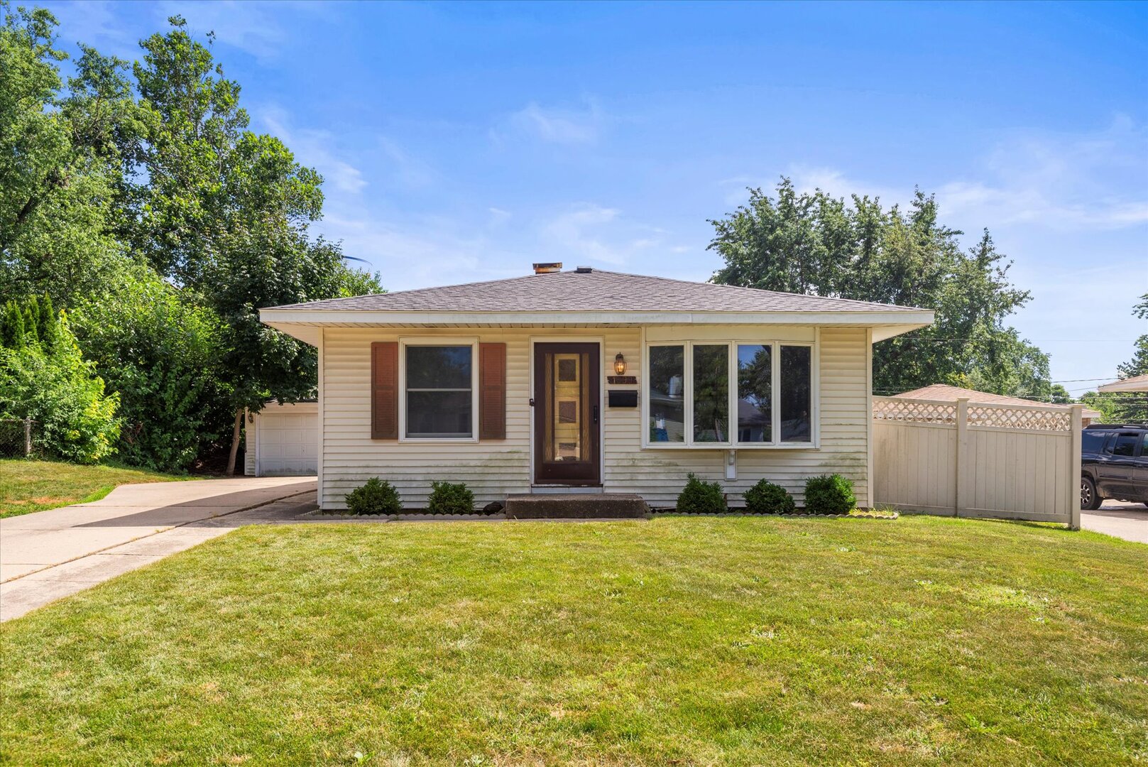 1899 Redwood Avenue, Hanover Park, IL 60133