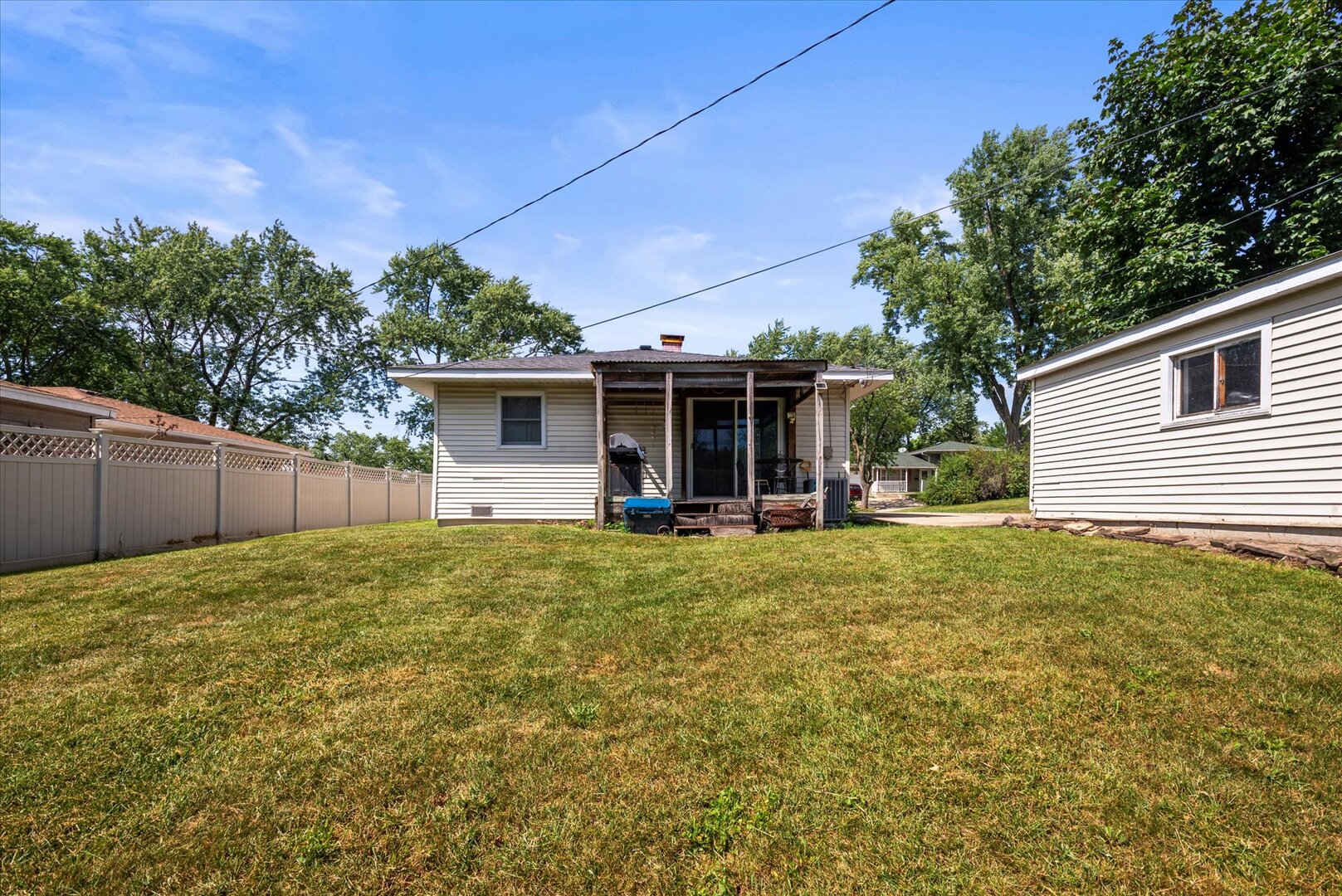 1899 Redwood Avenue, Hanover Park, IL 60133