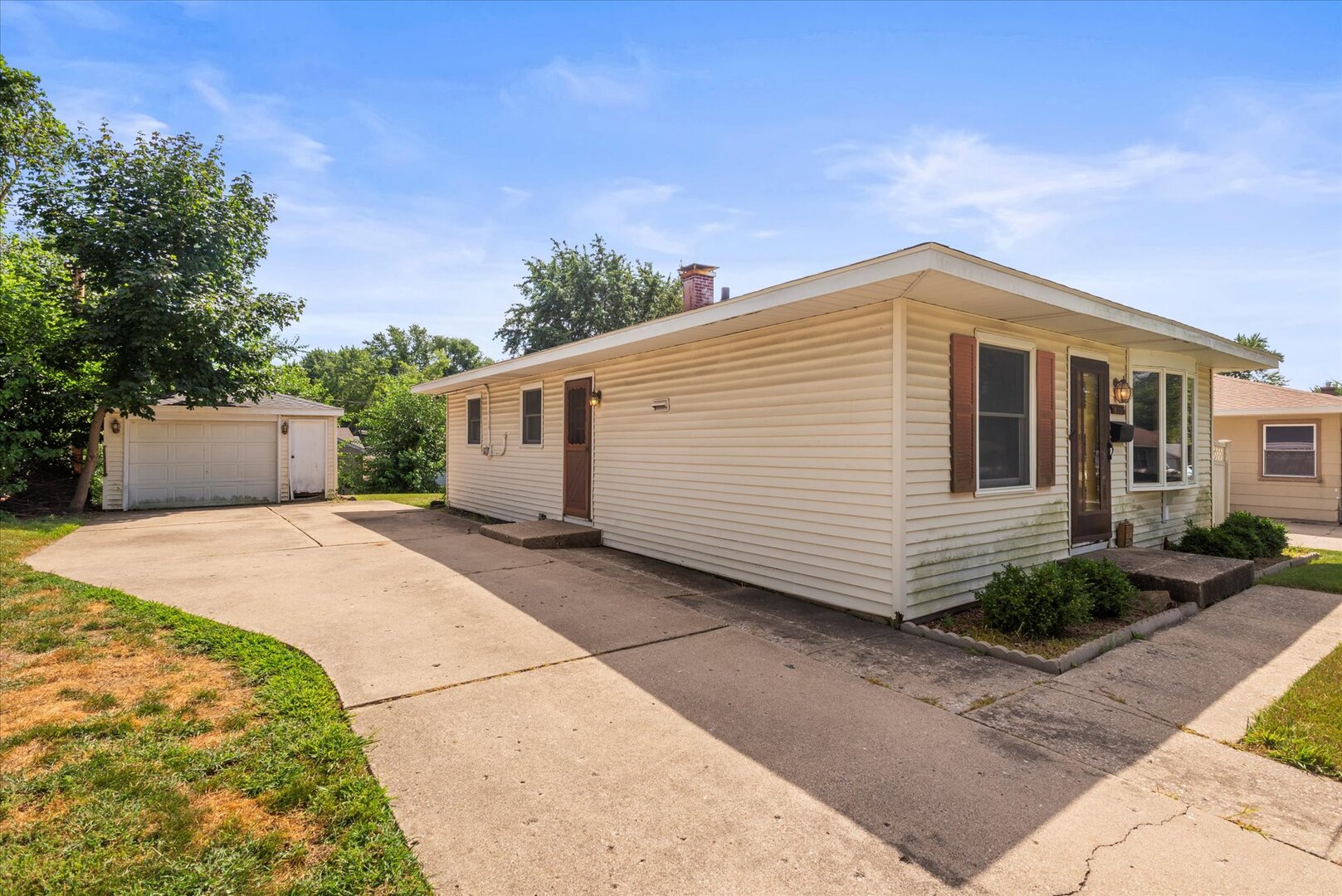 1899 Redwood Avenue, Hanover Park, IL 60133