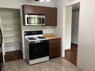 1558 Seven Pines Road #B1, Schaumburg, IL 60193
