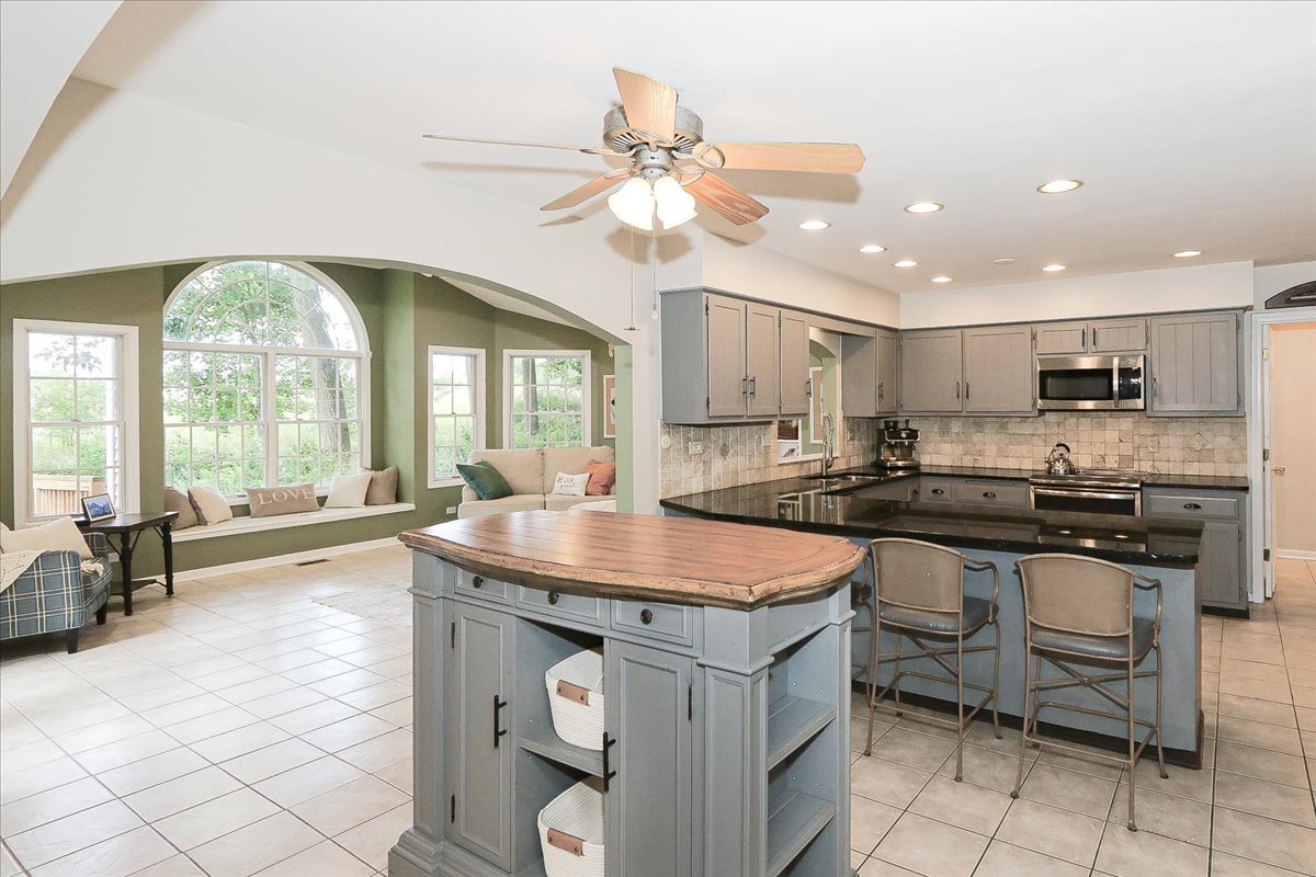 547 Lakeview Court, Bartlett, IL 60103
