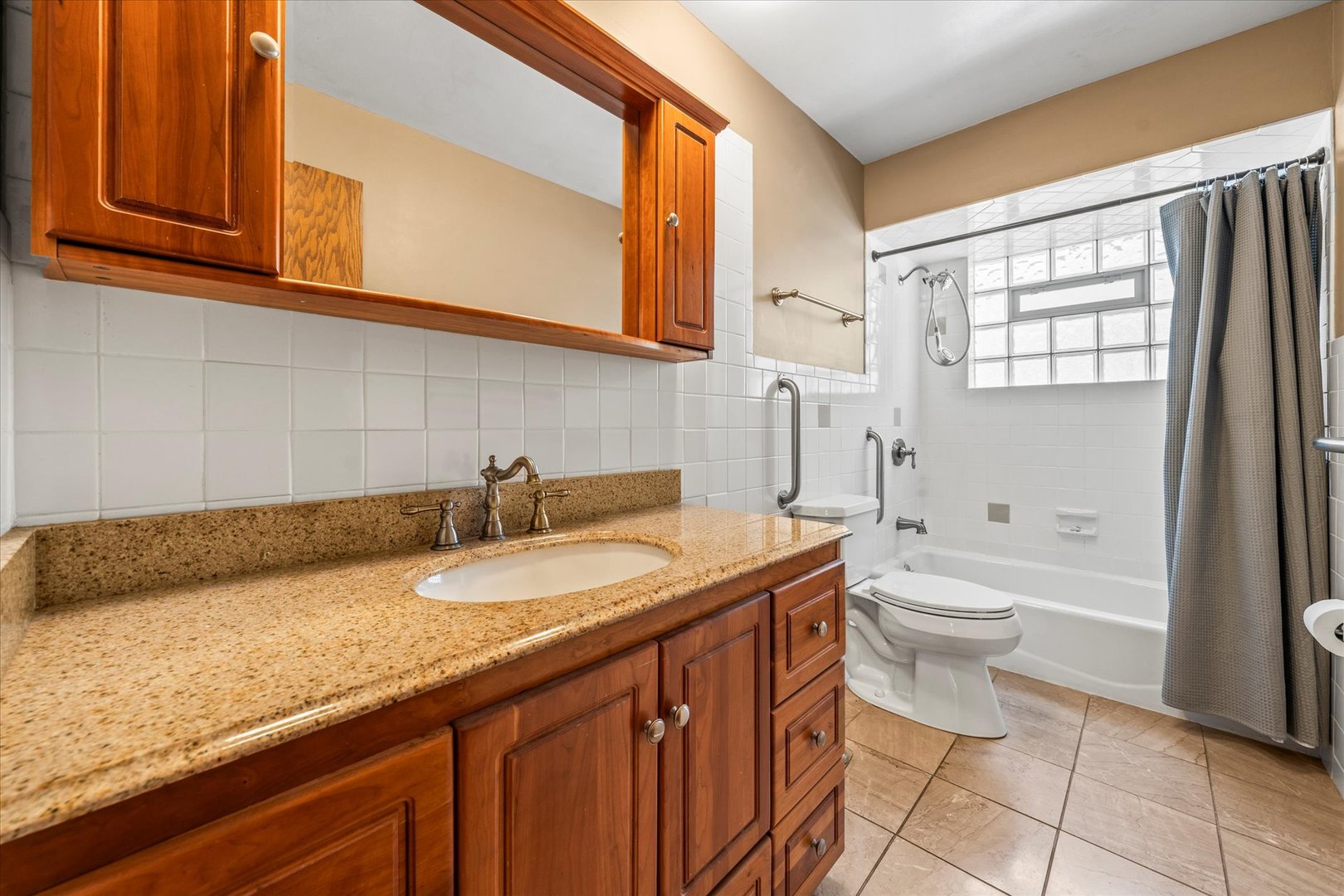 8423 W Wilson Avenue, Chicago, IL 60656