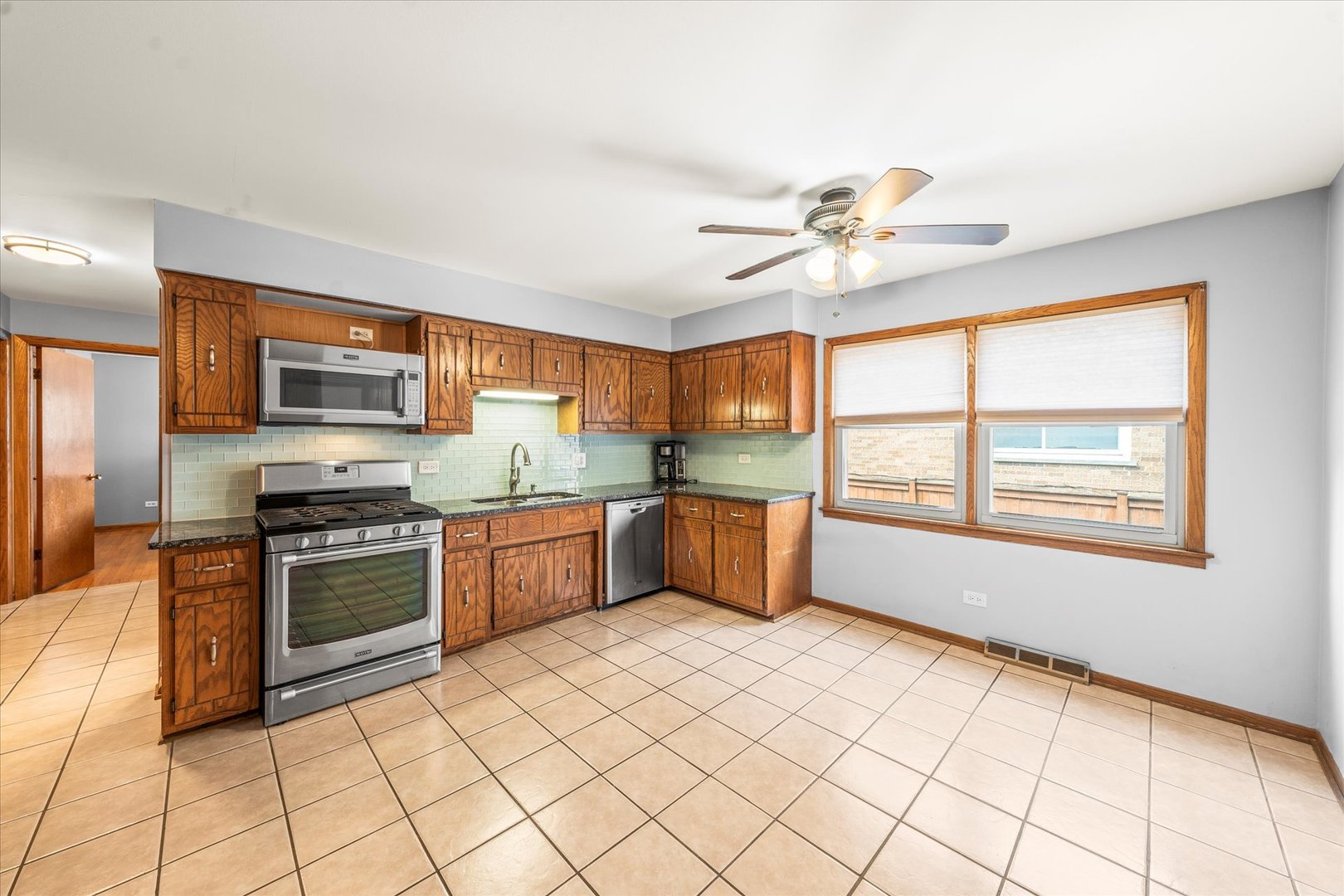 8423 W Wilson Avenue, Chicago, IL 60656