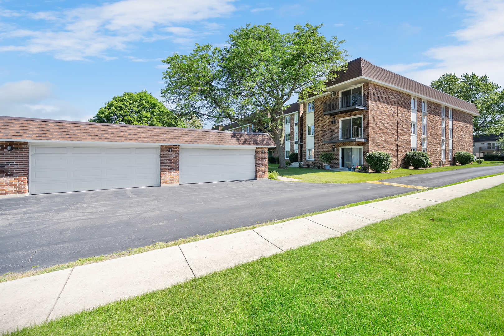 850 Lorraine Road #2M, Wheaton, IL 60187