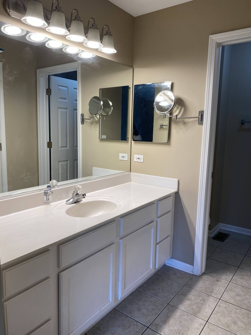 2824 White Thorn Circle, Naperville, IL 60564