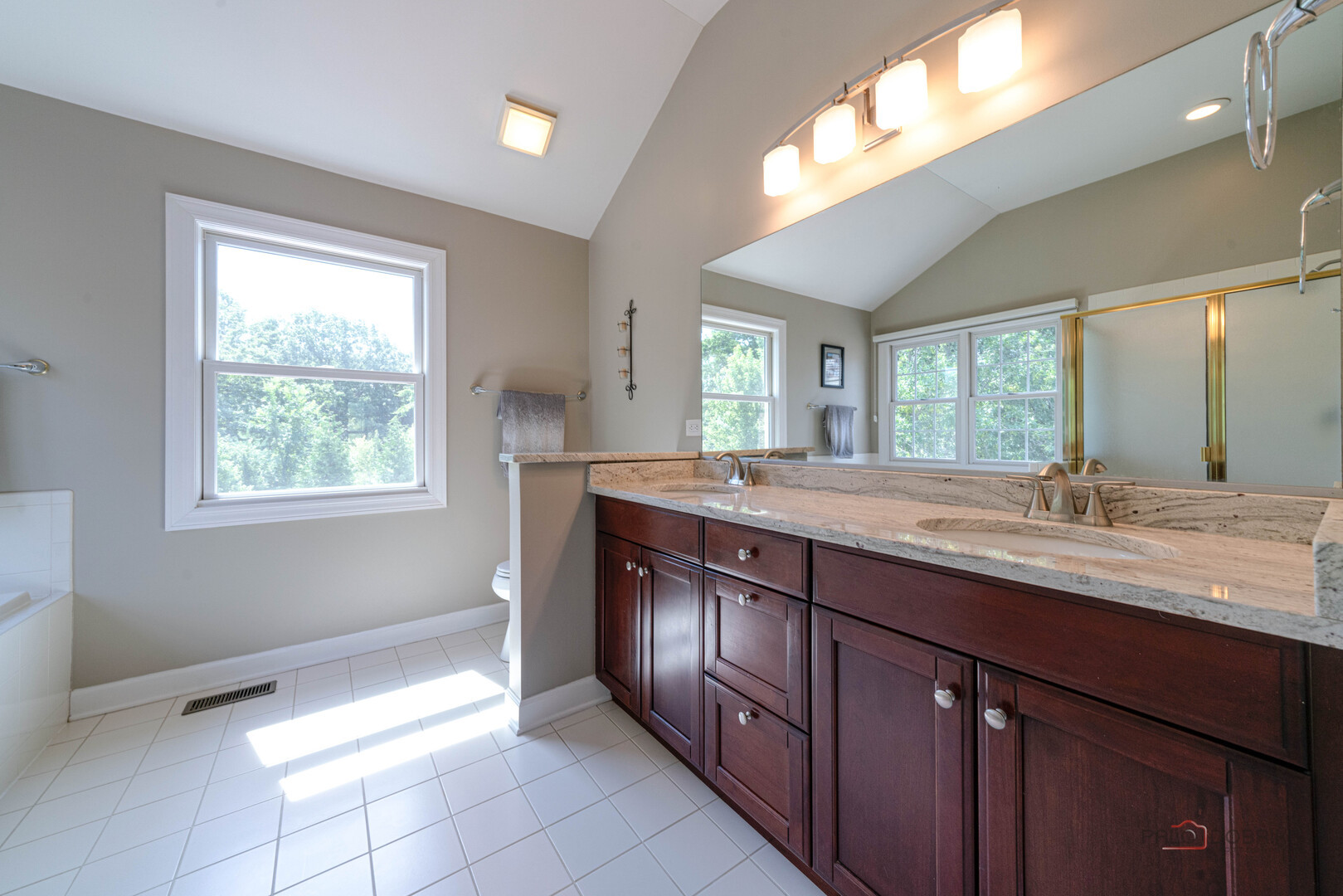 28585 Ashford Court, Lake Bluff, IL 60044