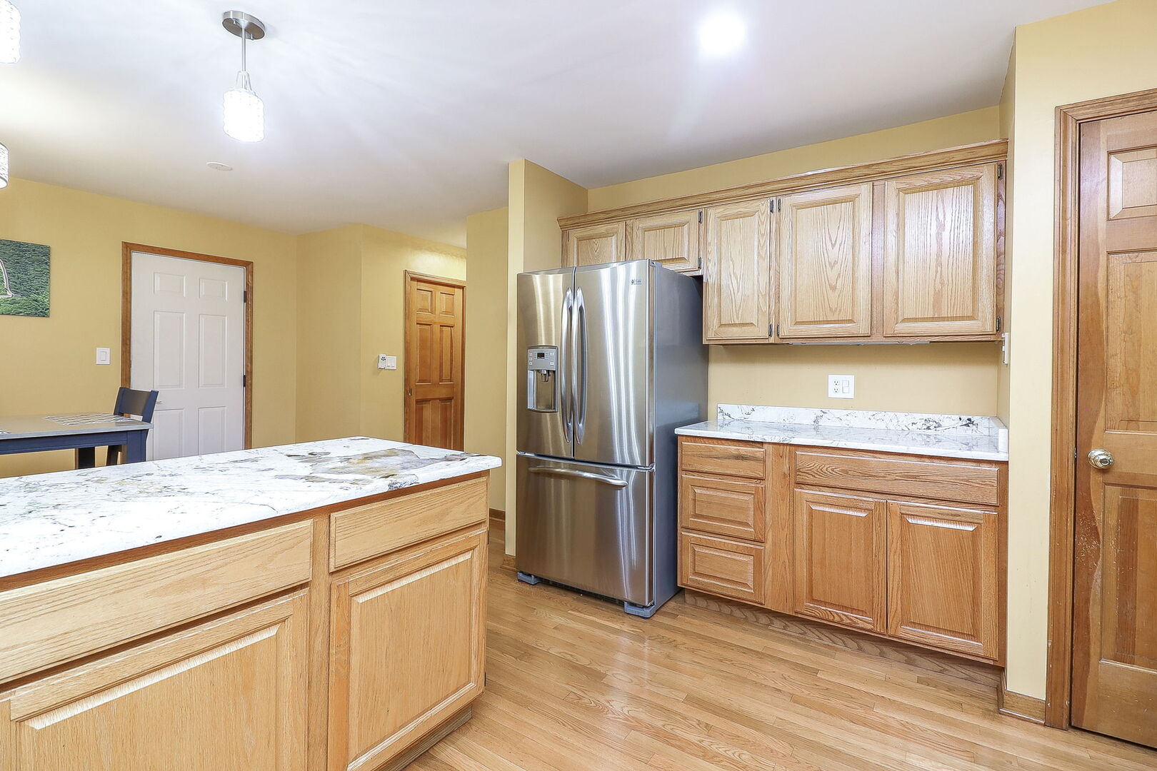 2096 Hallmark Court, Wheaton, IL 60187