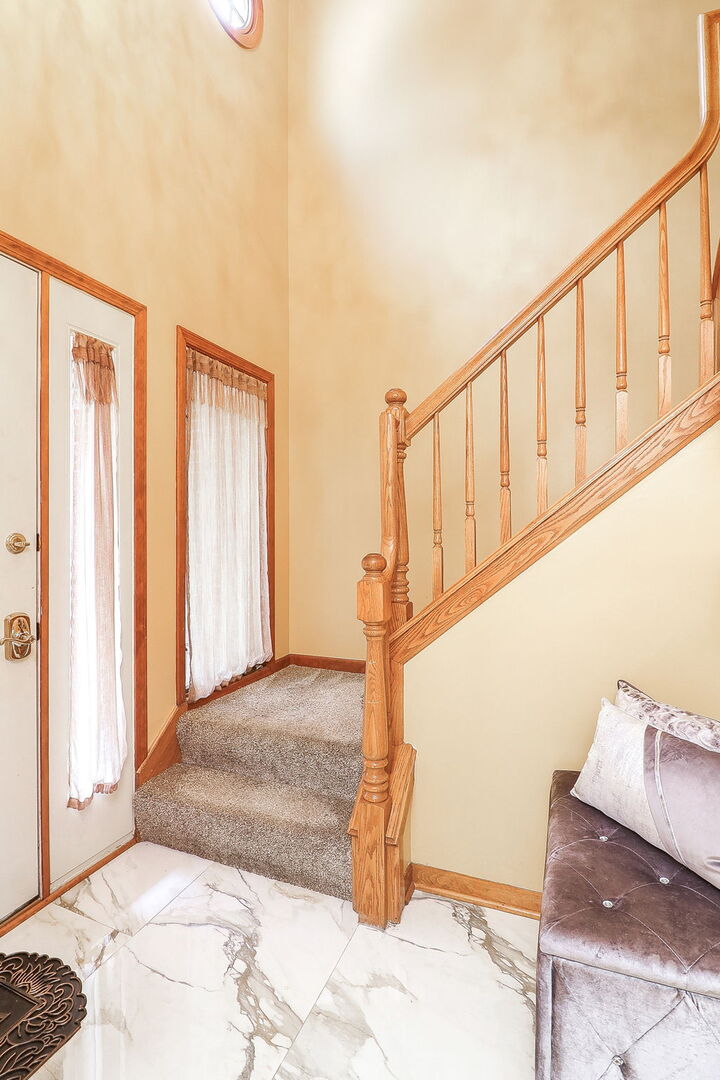 2096 Hallmark Court, Wheaton, IL 60187