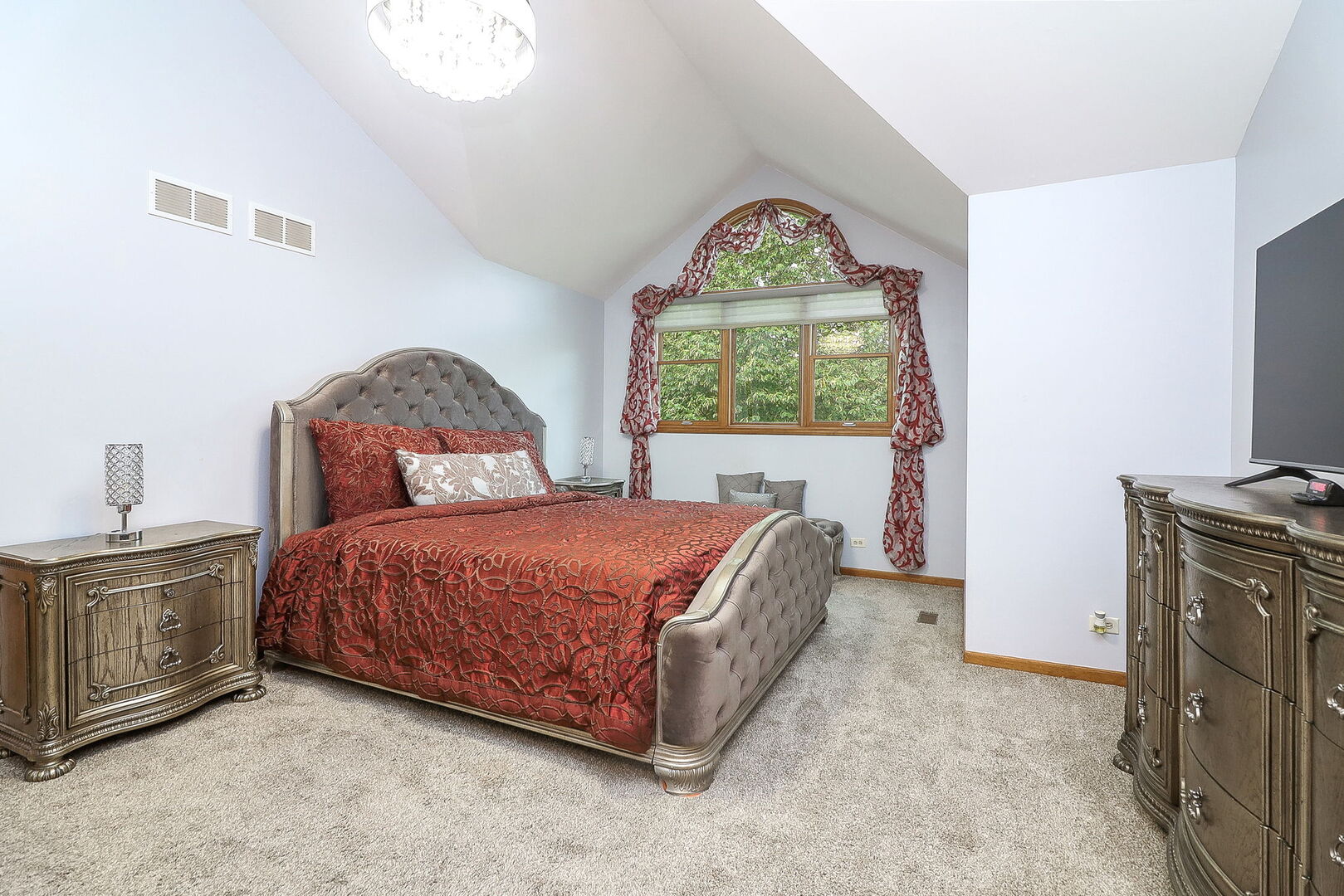 2096 Hallmark Court, Wheaton, IL 60187