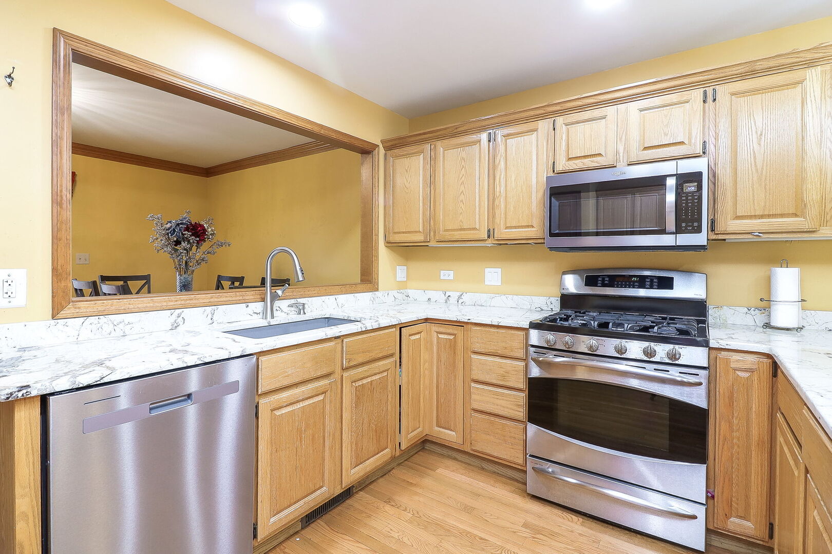 2096 Hallmark Court, Wheaton, IL 60187