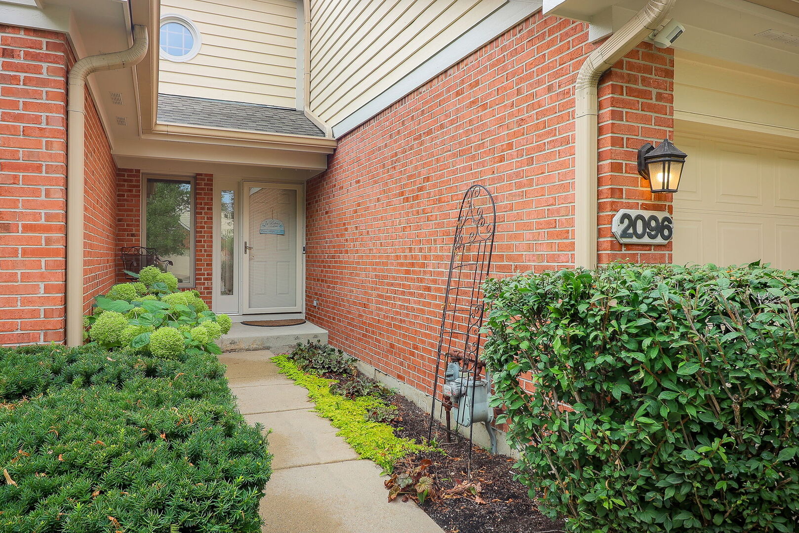 2096 Hallmark Court, Wheaton, IL 60187