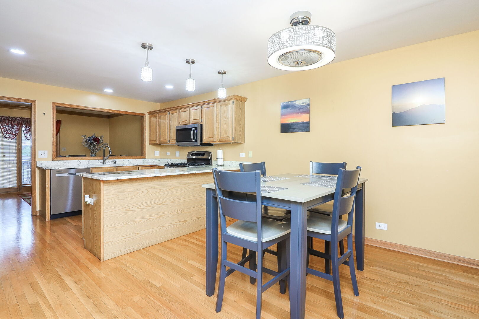2096 Hallmark Court, Wheaton, IL 60187