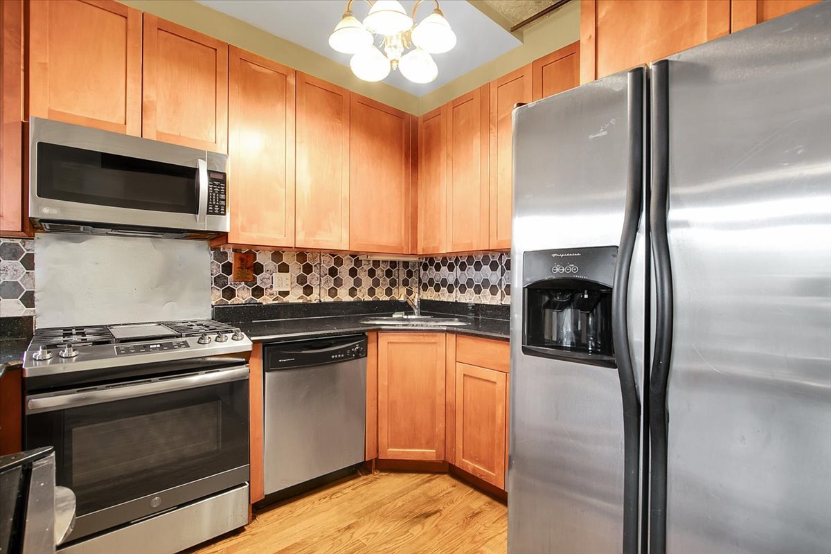 809 E 40th Street #4-4, Chicago, IL 60653