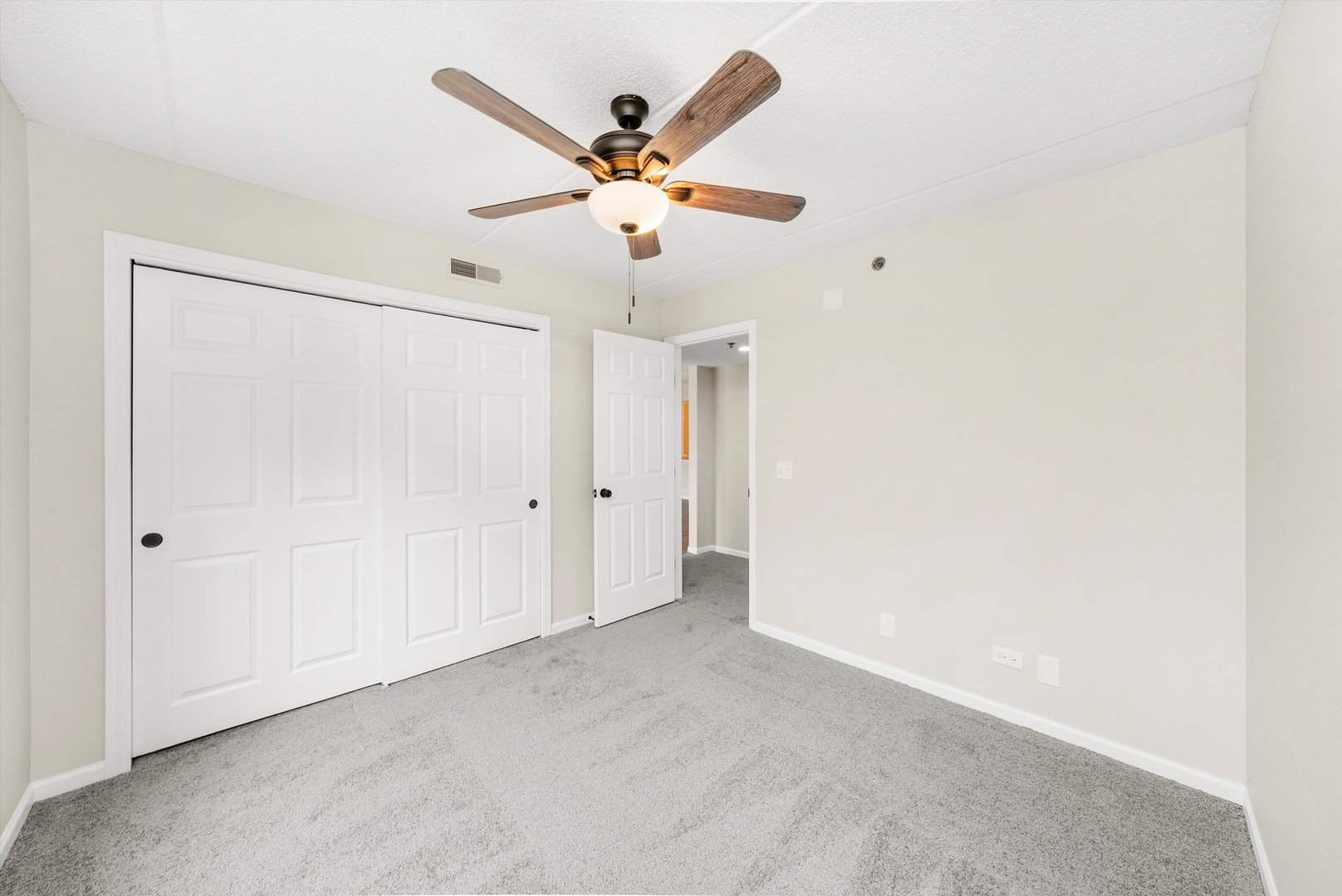 15 S Pine Street #204A, Mount Prospect, IL 60056