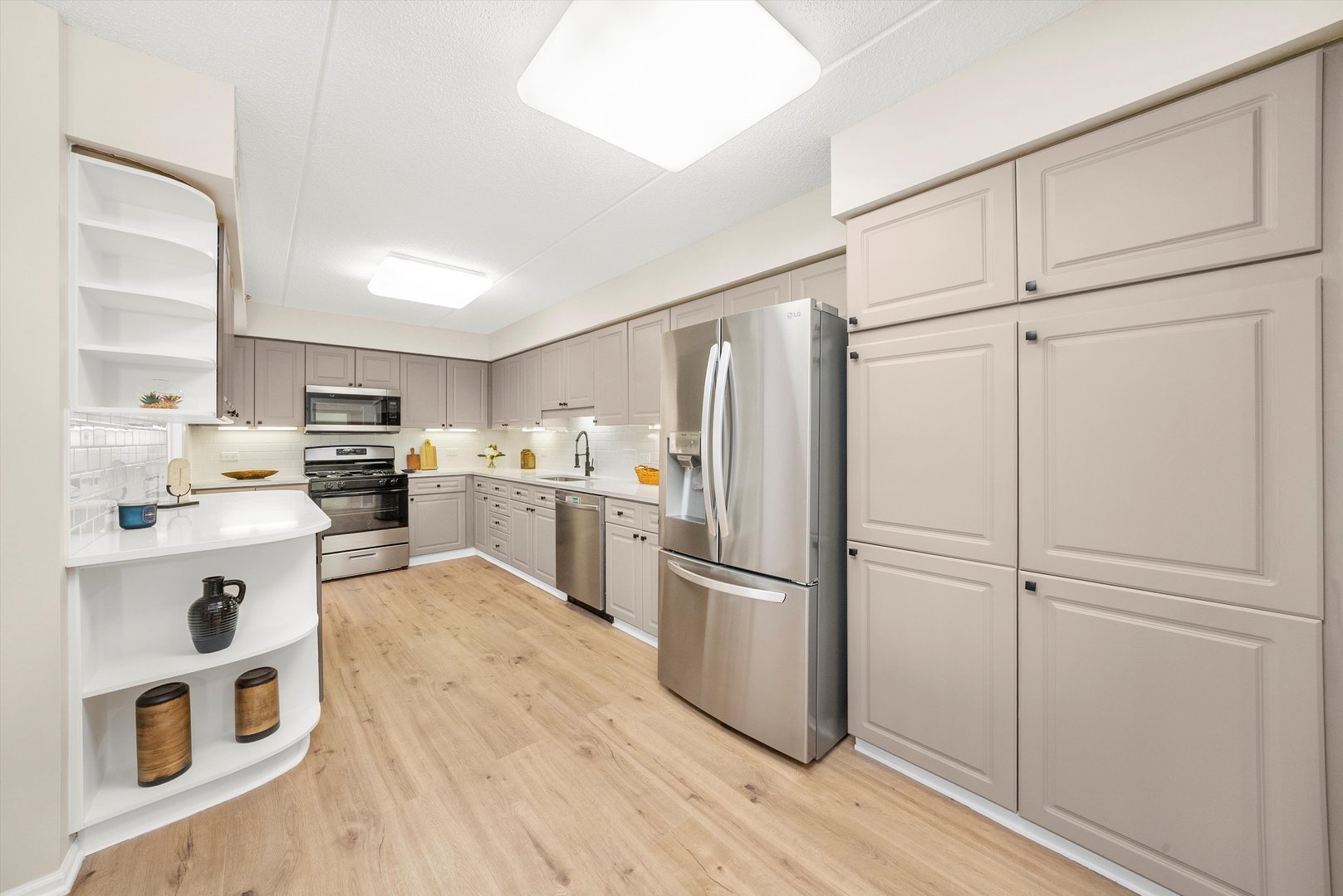 15 S Pine Street #204A, Mount Prospect, IL 60056