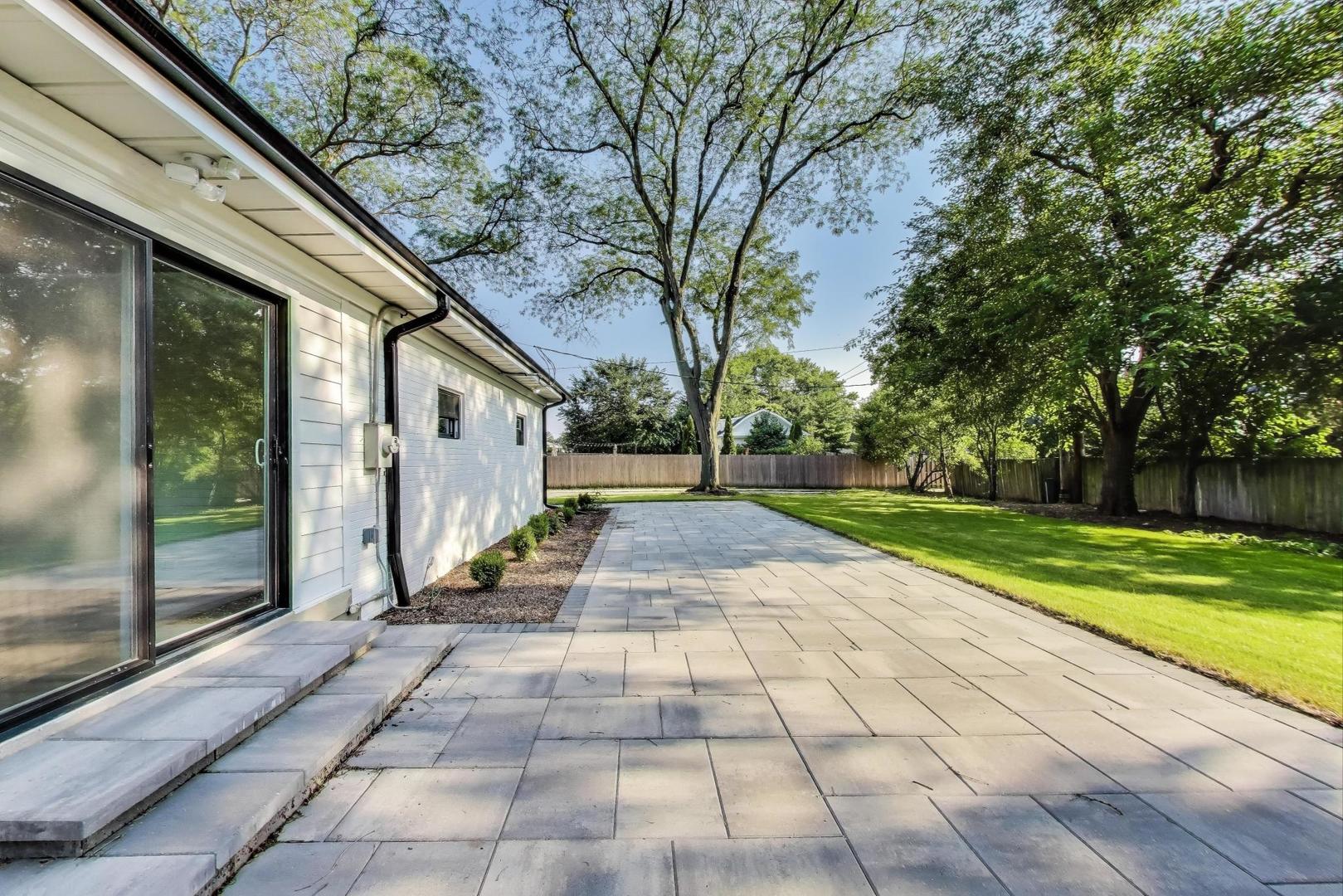 4940 Wolf Road, Western Springs, IL 60558