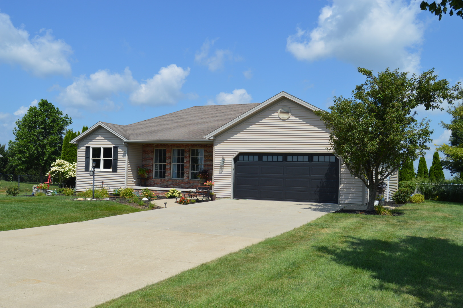 277 Clearview Road, El Paso, IL 61738