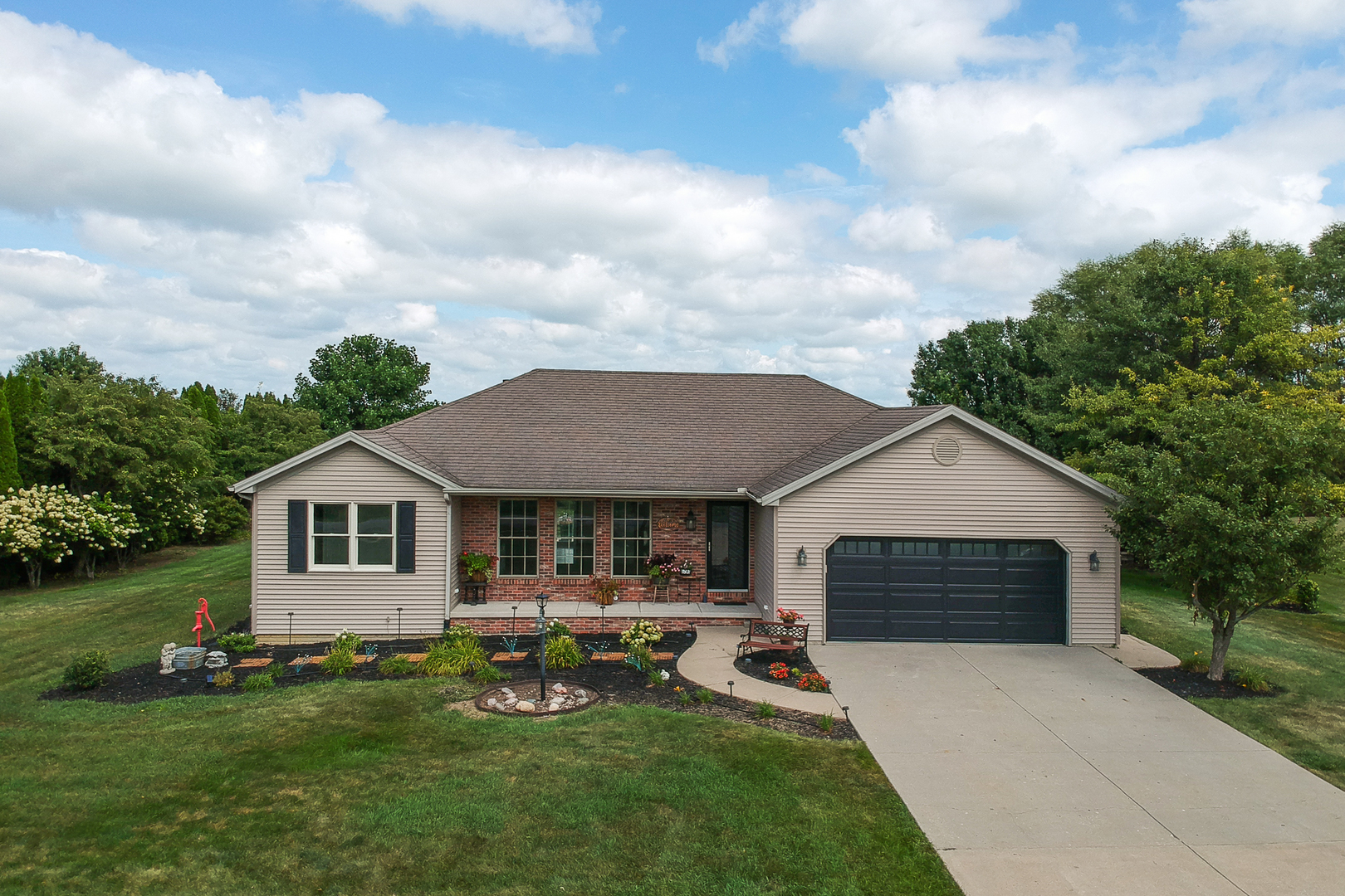 277 Clearview Road, El Paso, IL 61738