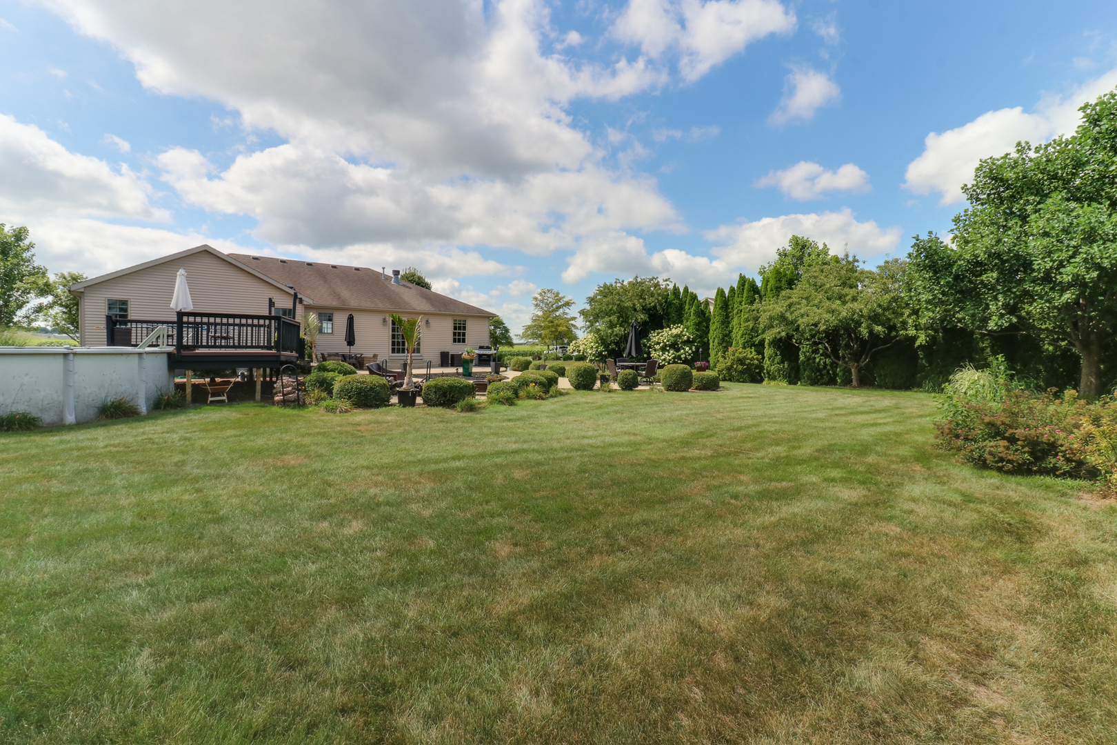 277 Clearview Road, El Paso, IL 61738