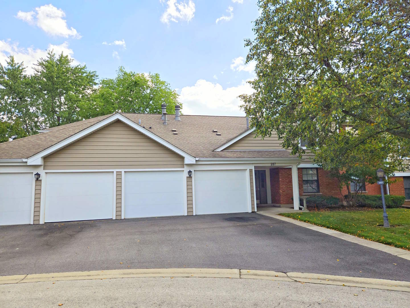 287 Pembridge Lane #B2, Schaumburg, IL 60193