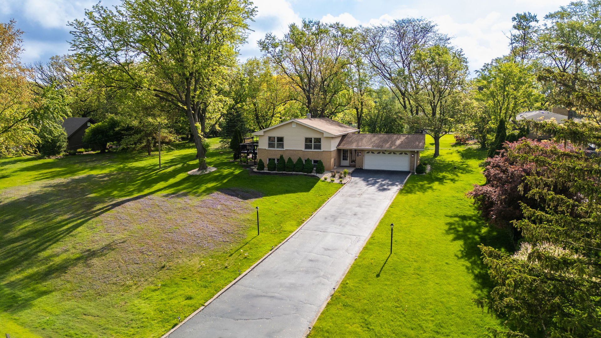 10S111 Leonard Drive, Willowbrook, IL 60527