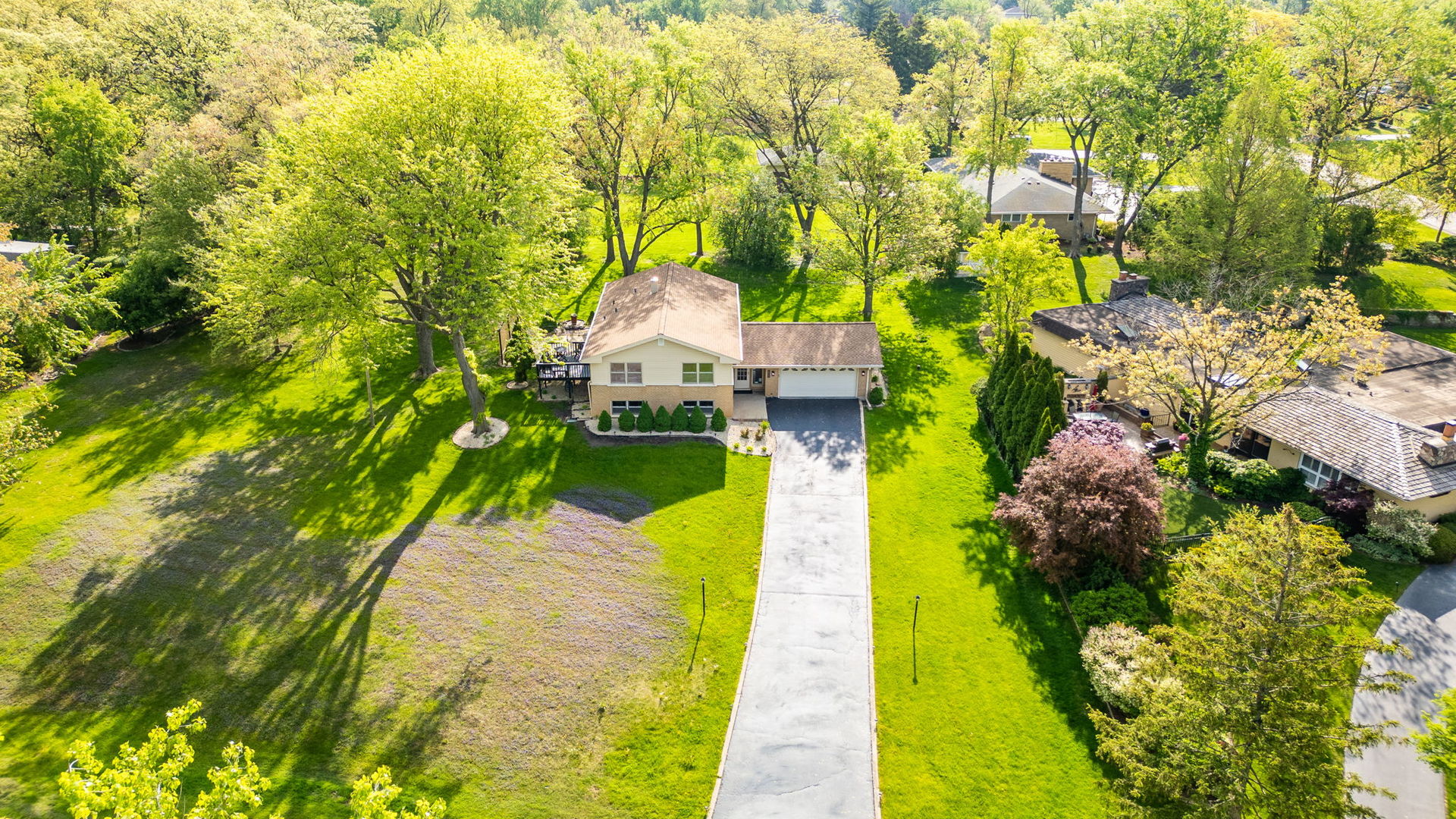 10S111 Leonard Drive, Willowbrook, IL 60527