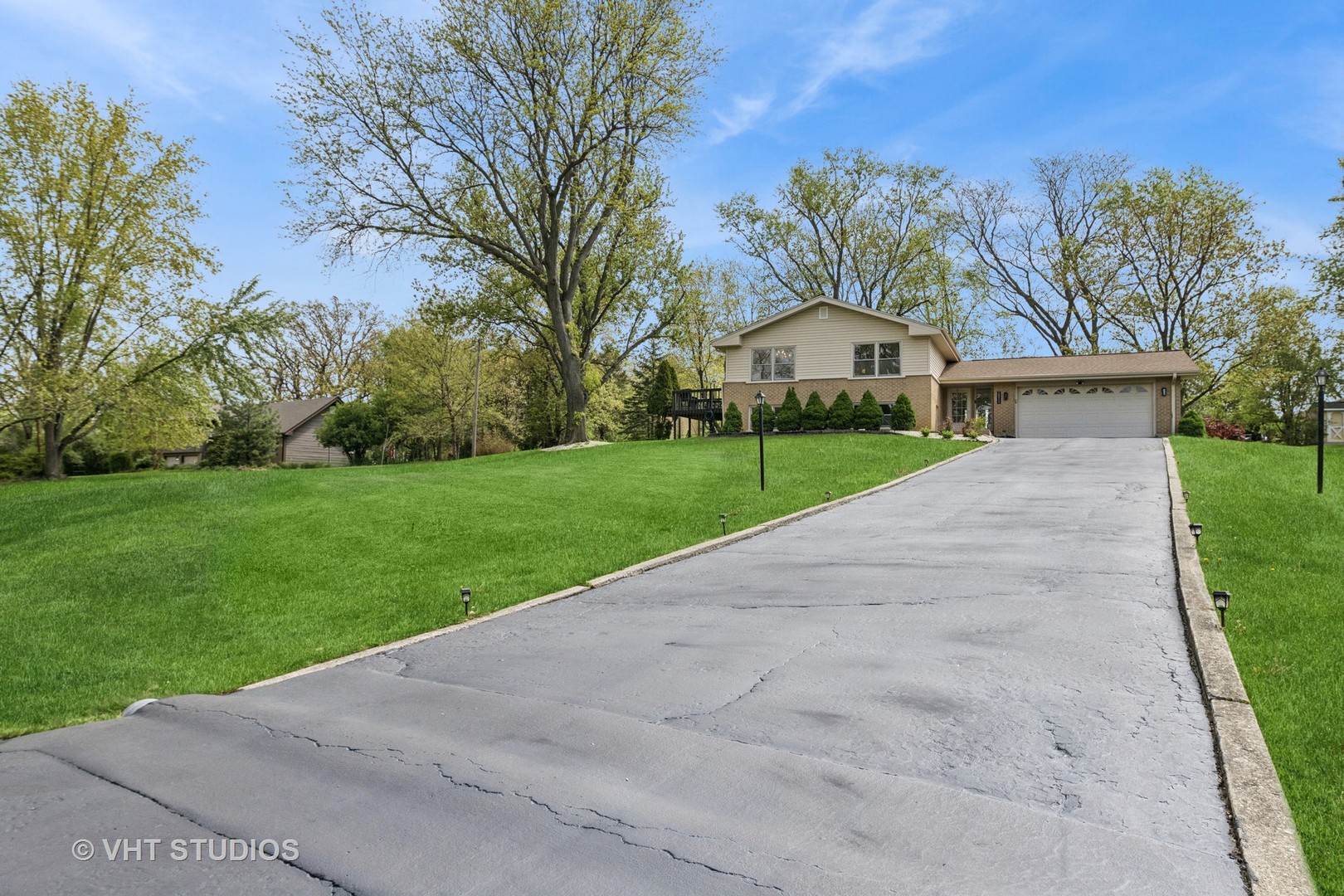 10S111 Leonard Drive, Willowbrook, IL 60527