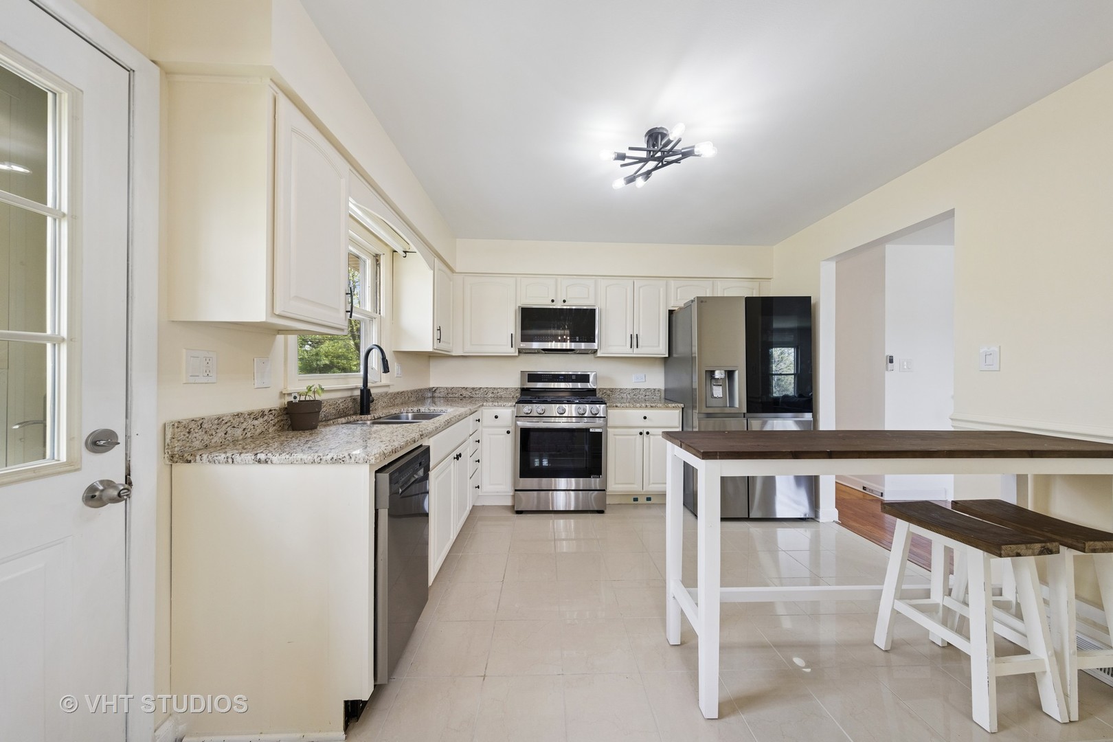 10S111 Leonard Drive, Willowbrook, IL 60527