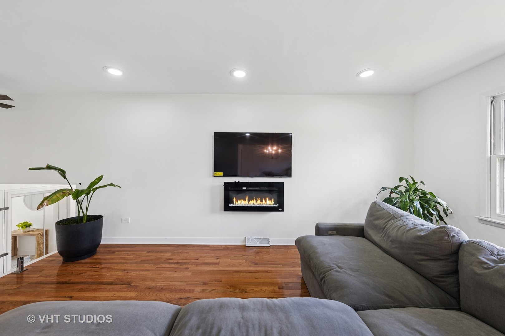 10S111 Leonard Drive, Willowbrook, IL 60527