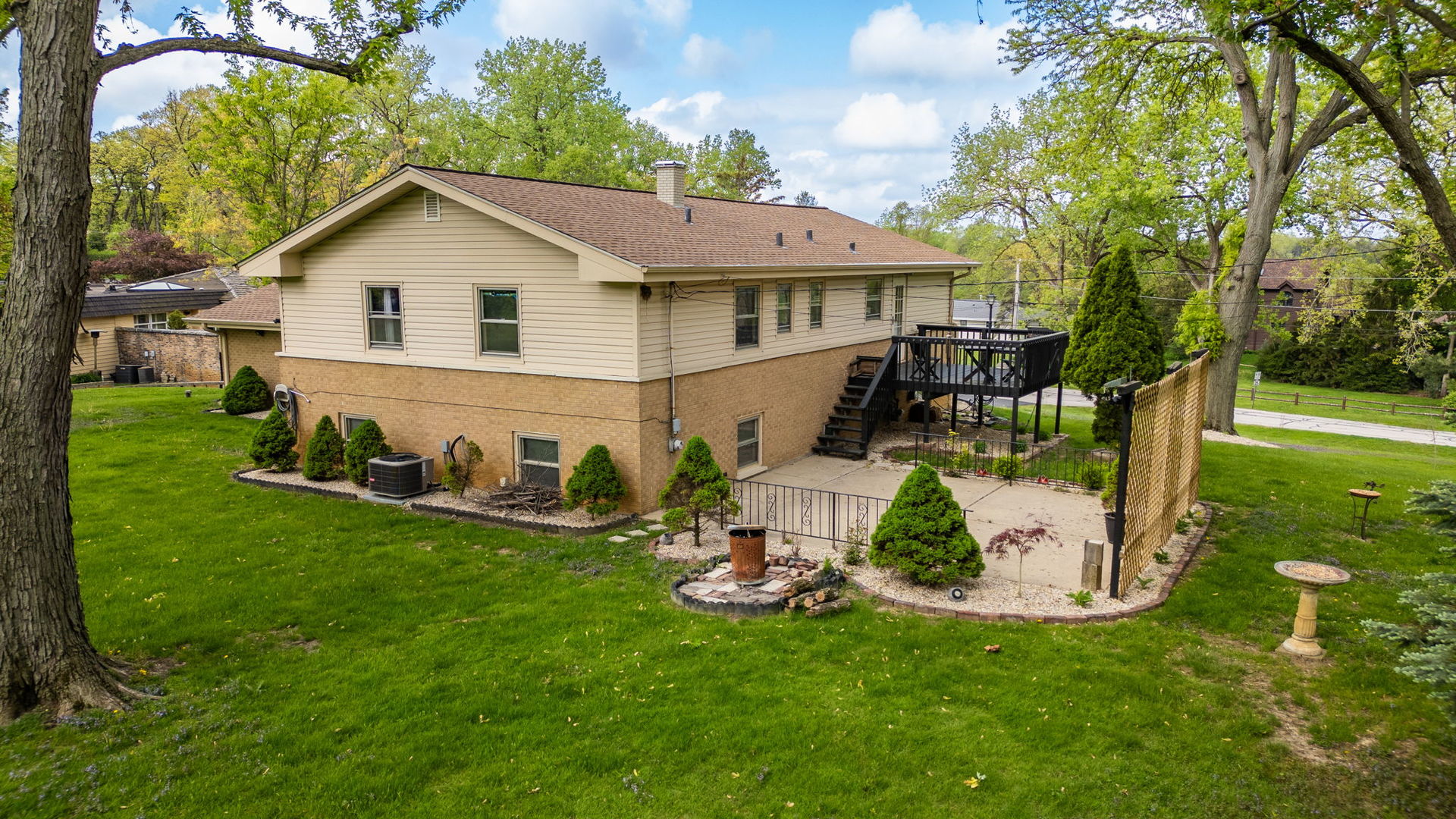 10S111 Leonard Drive, Willowbrook, IL 60527
