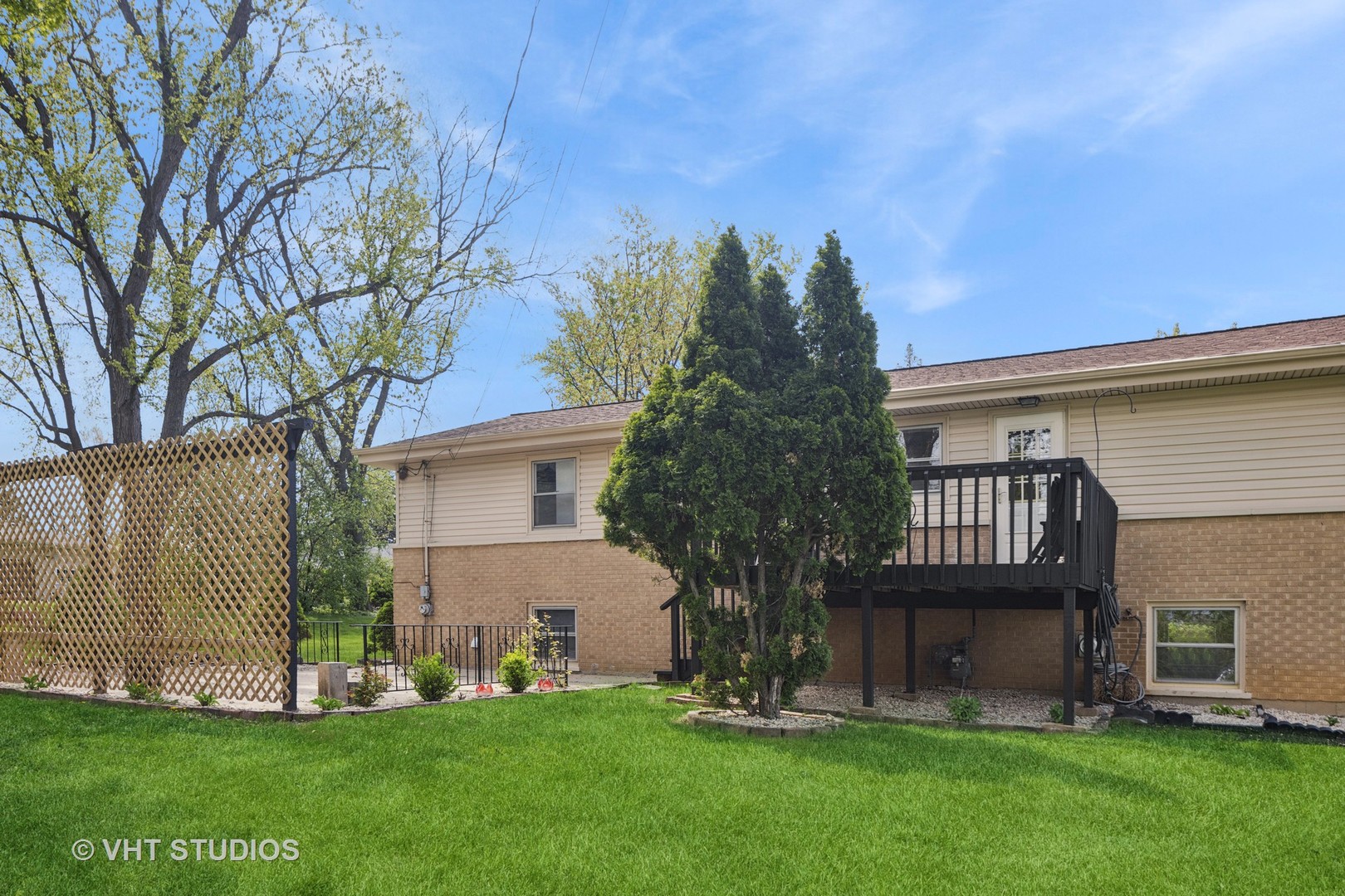 10S111 Leonard Drive, Willowbrook, IL 60527