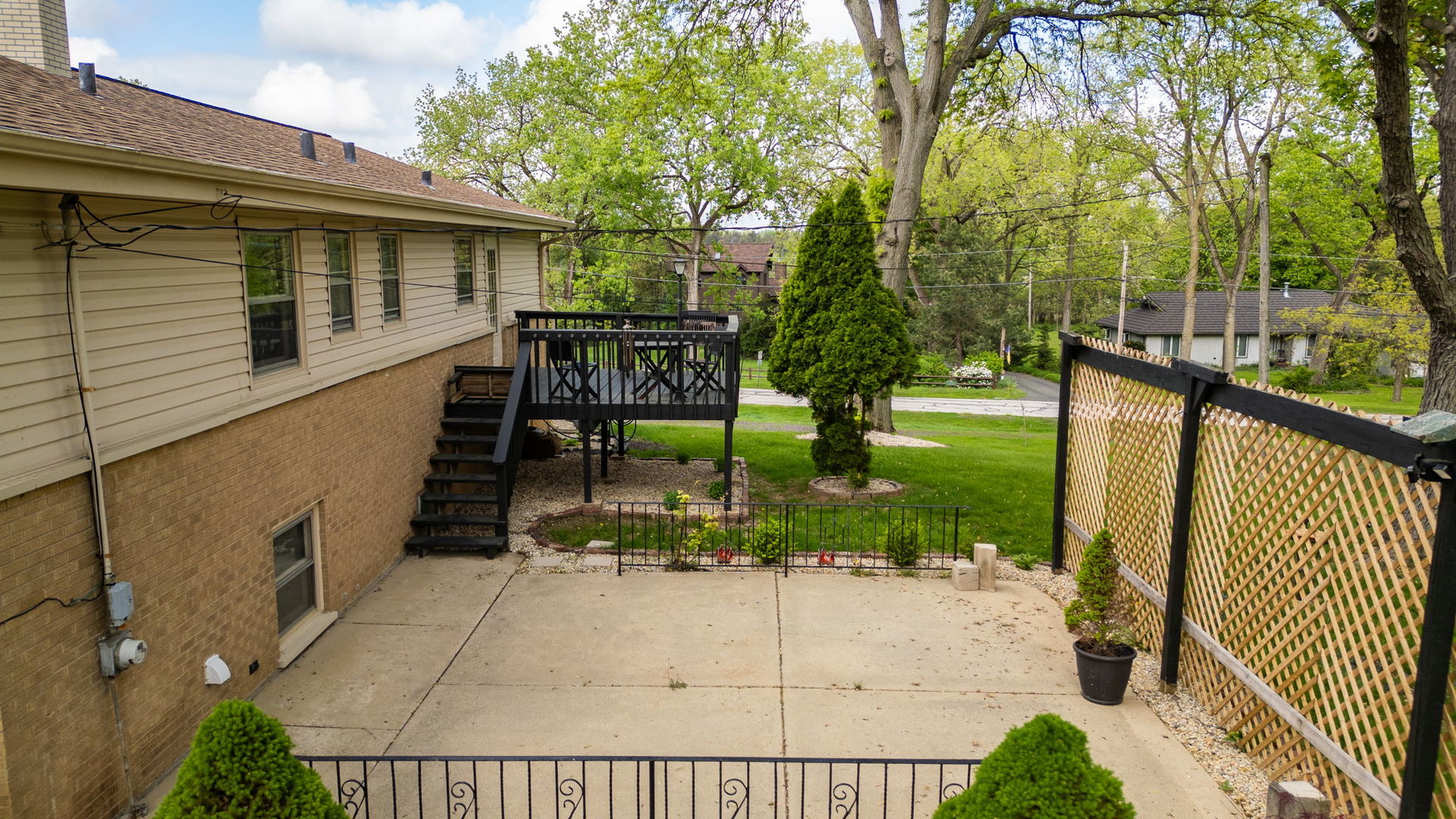 10S111 Leonard Drive, Willowbrook, IL 60527
