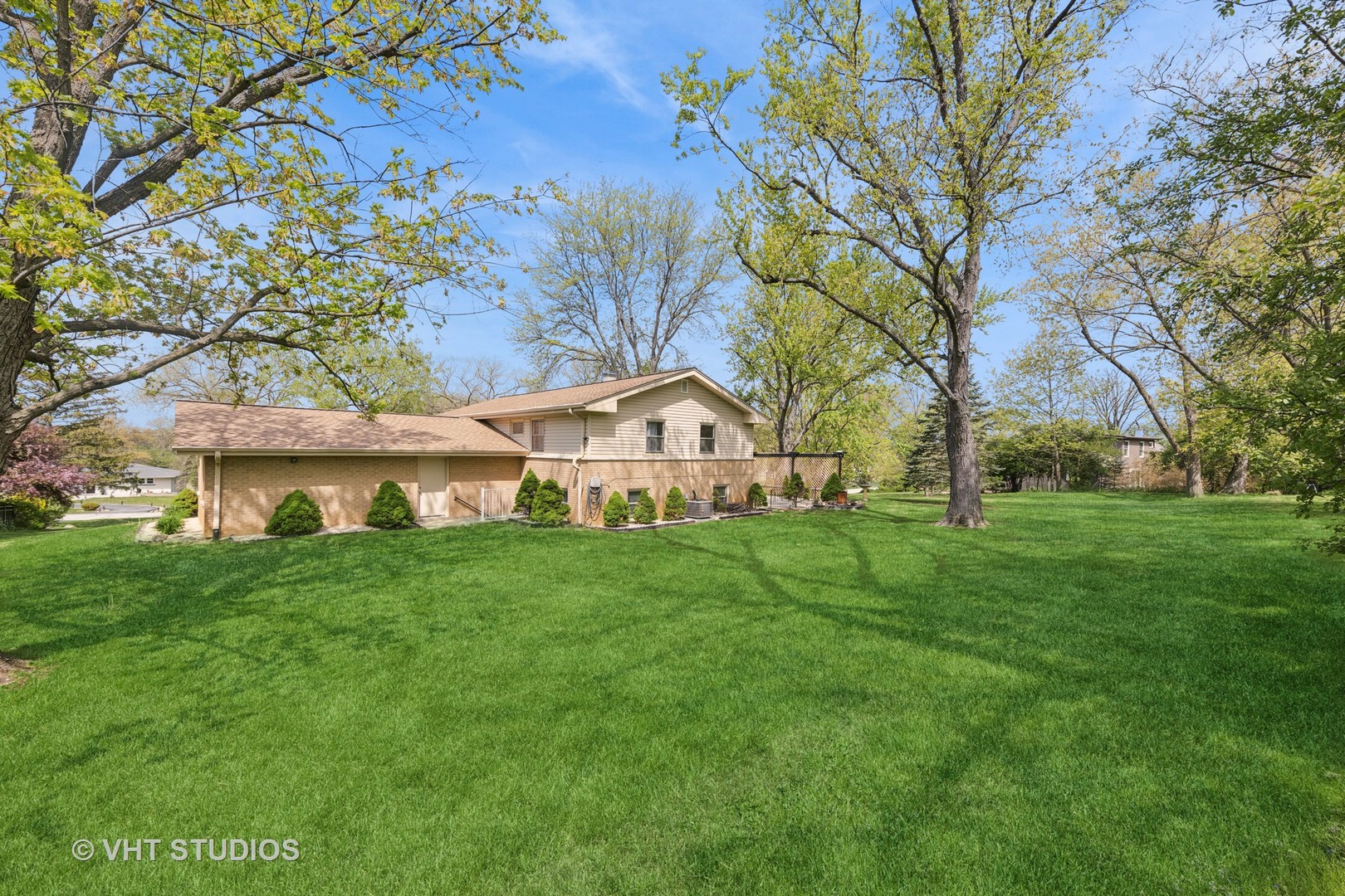10S111 Leonard Drive, Willowbrook, IL 60527