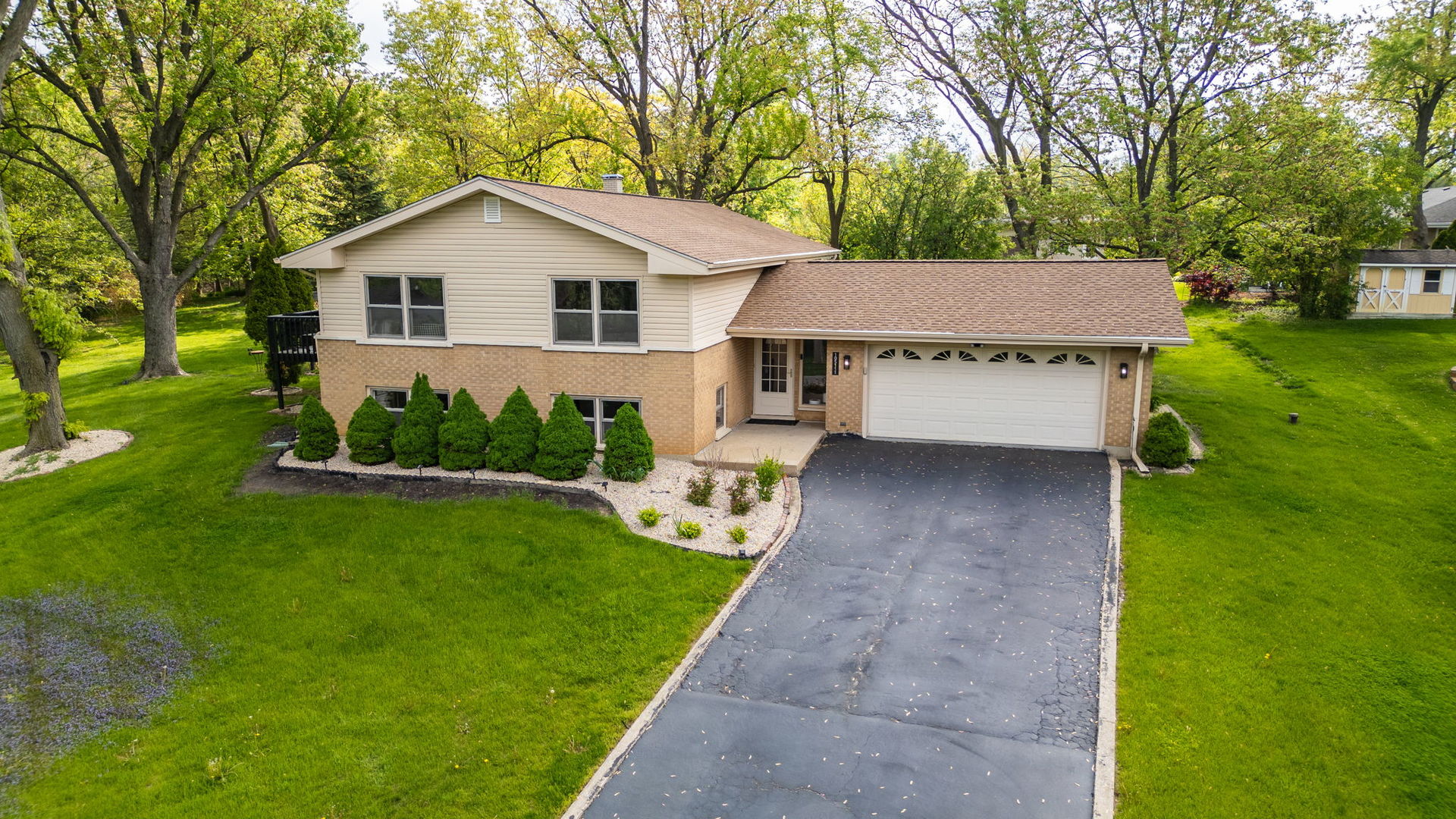 10S111 Leonard Drive, Willowbrook, IL 60527