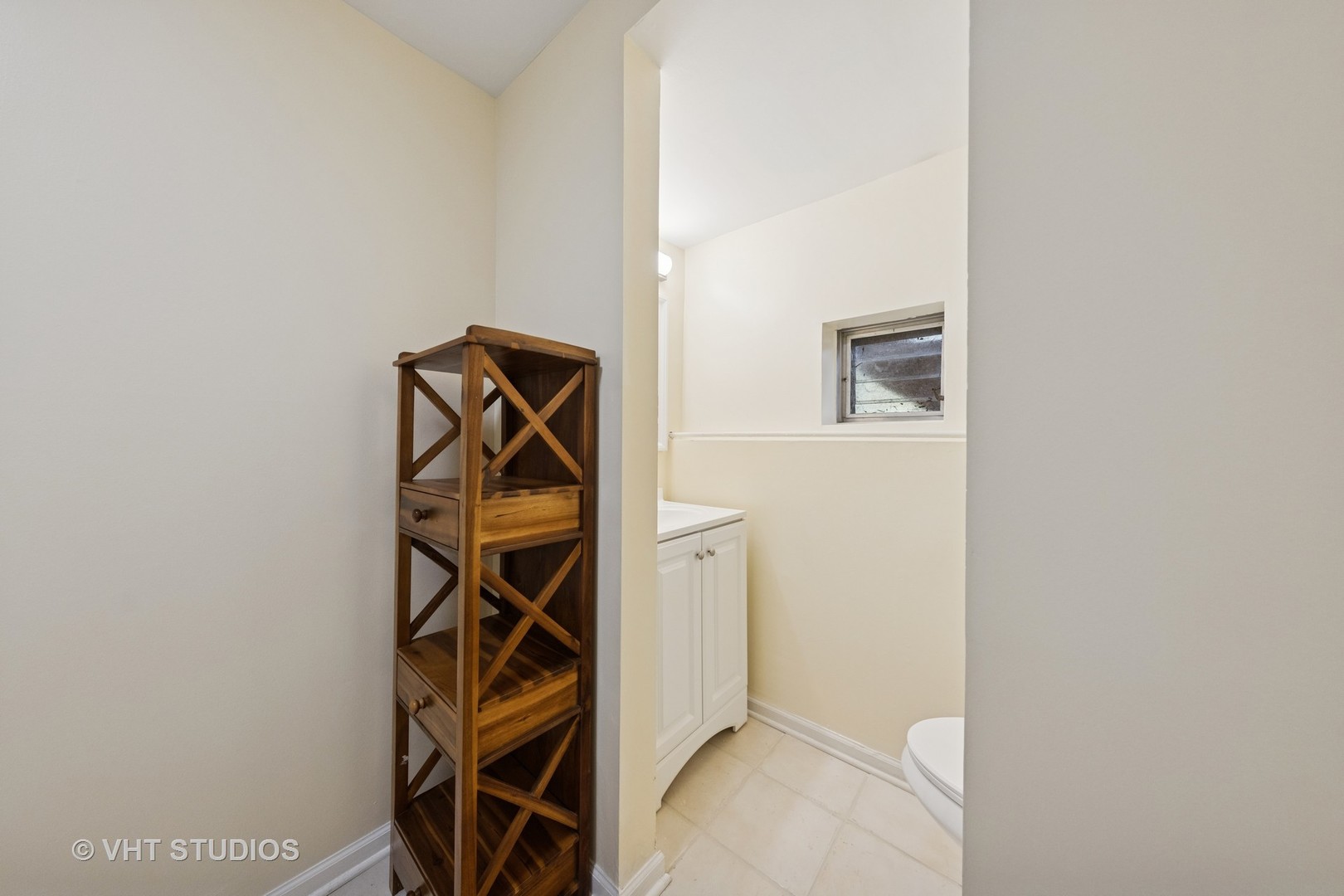 10S111 Leonard Drive, Willowbrook, IL 60527