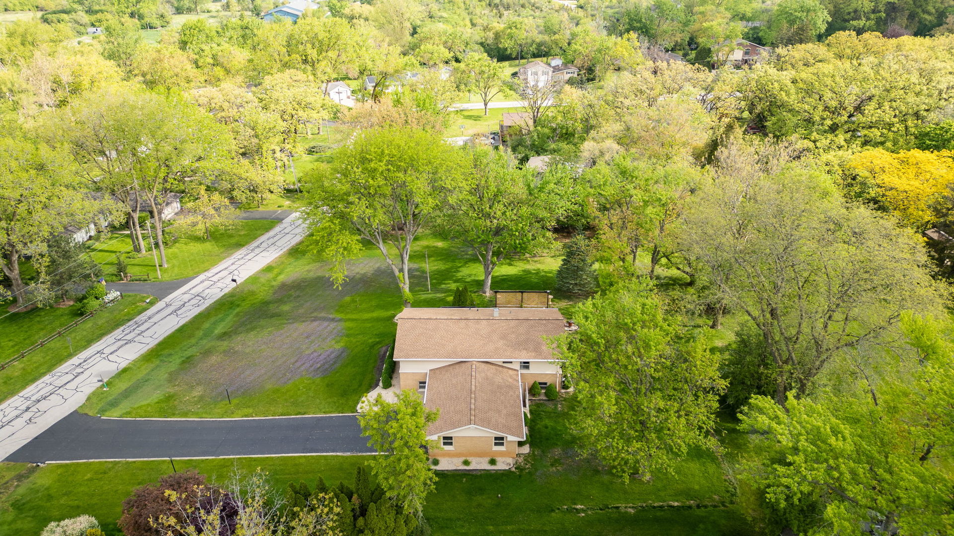 10S111 Leonard Drive, Willowbrook, IL 60527