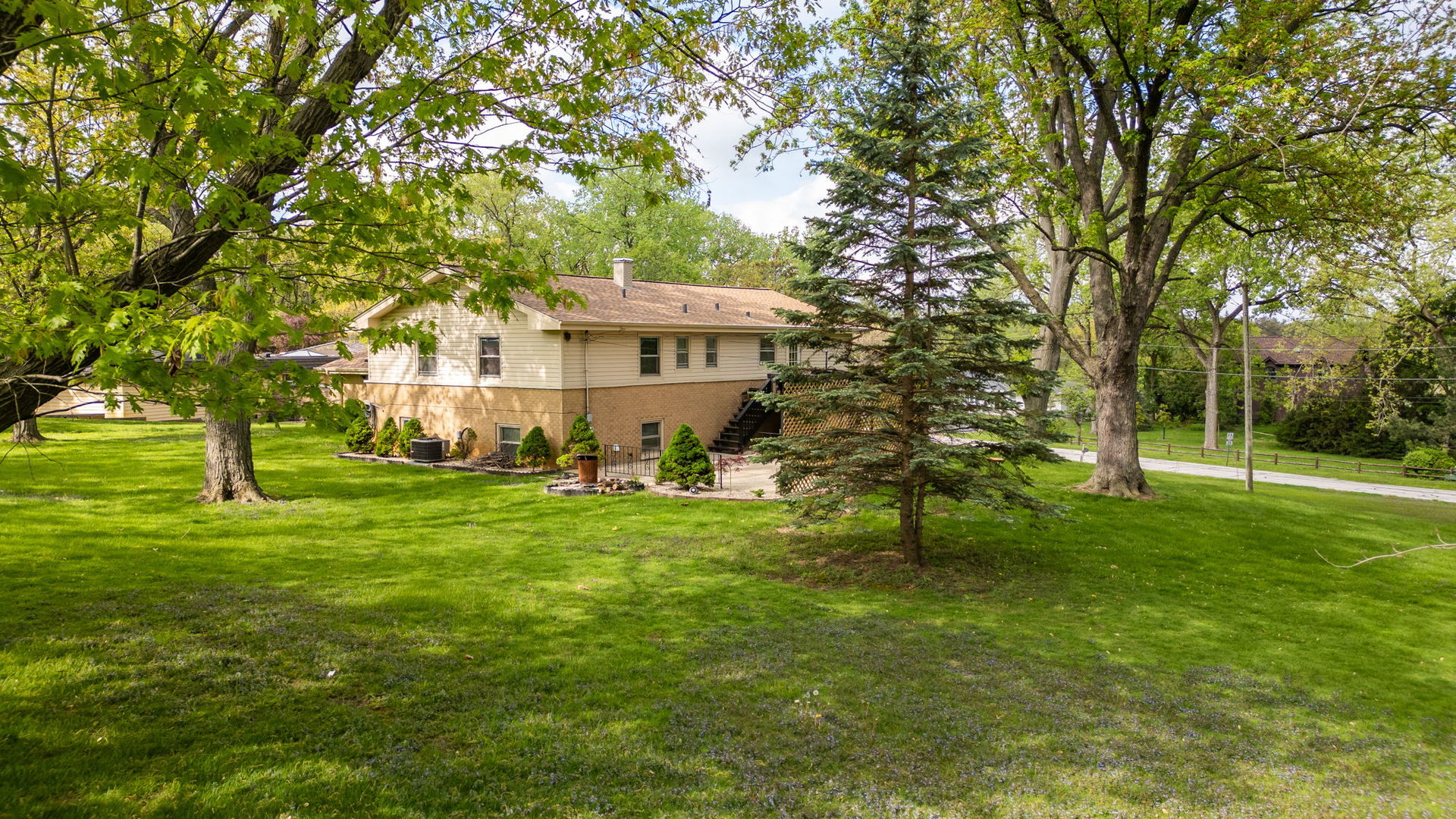 10S111 Leonard Drive, Willowbrook, IL 60527
