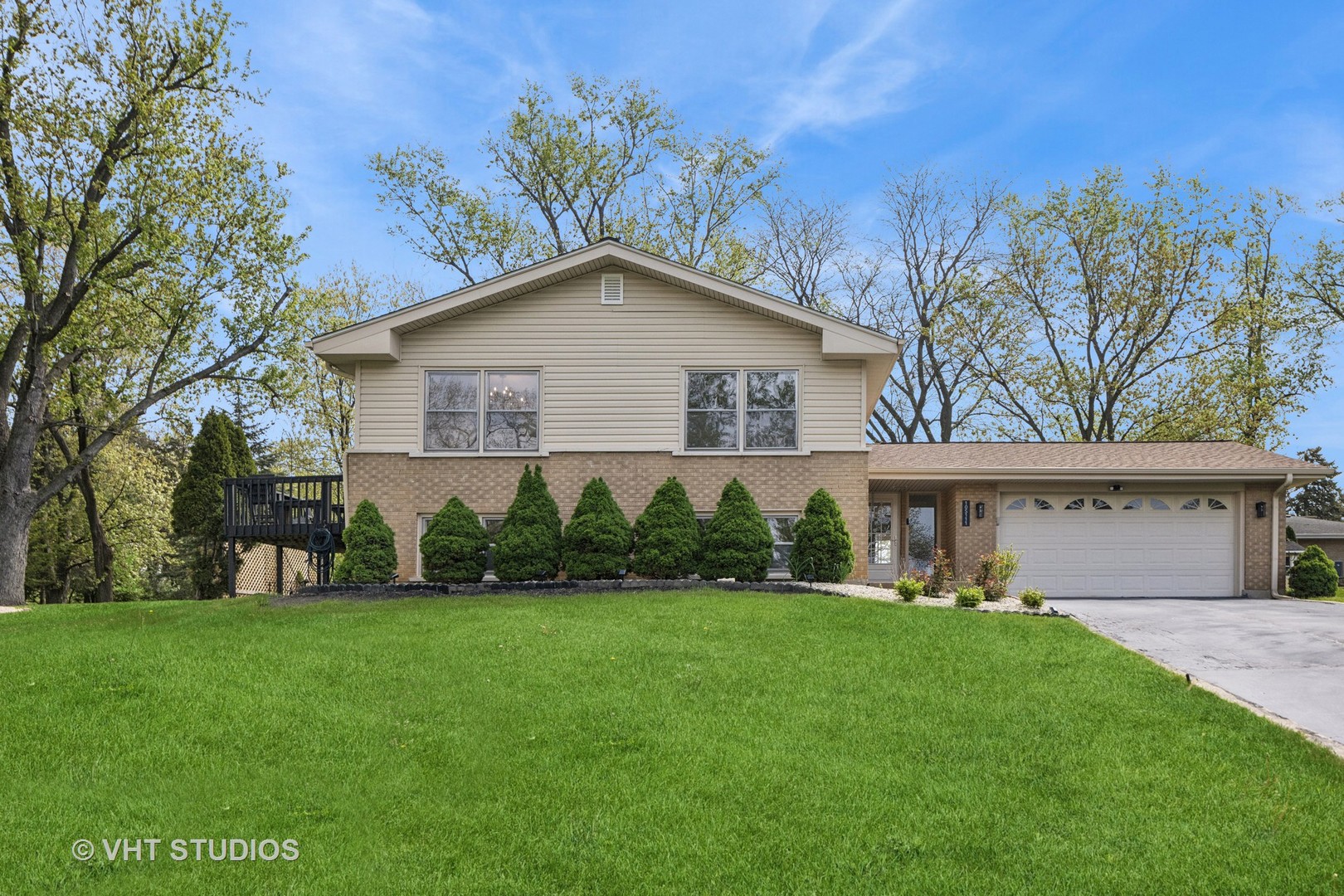 10S111 Leonard Drive, Willowbrook, IL 60527