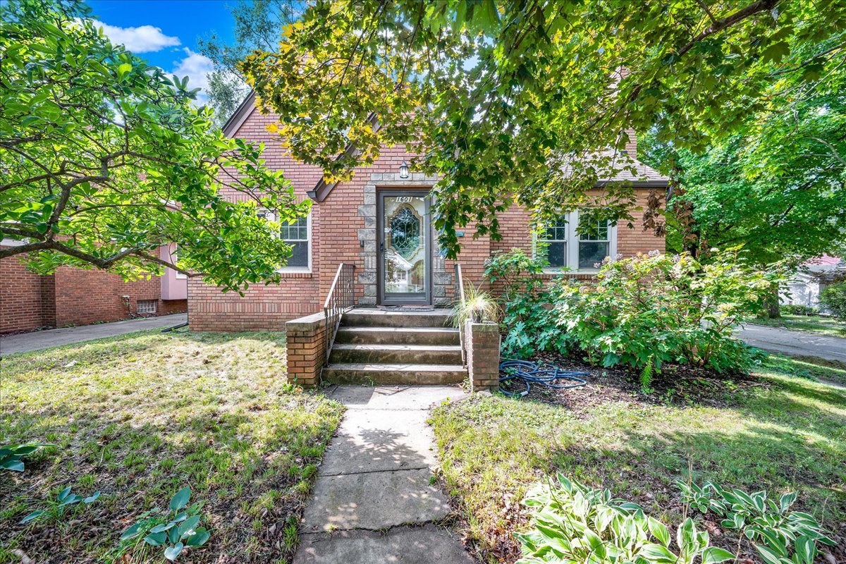 1601 E Oakland Avenue, Bloomington, IL 61701