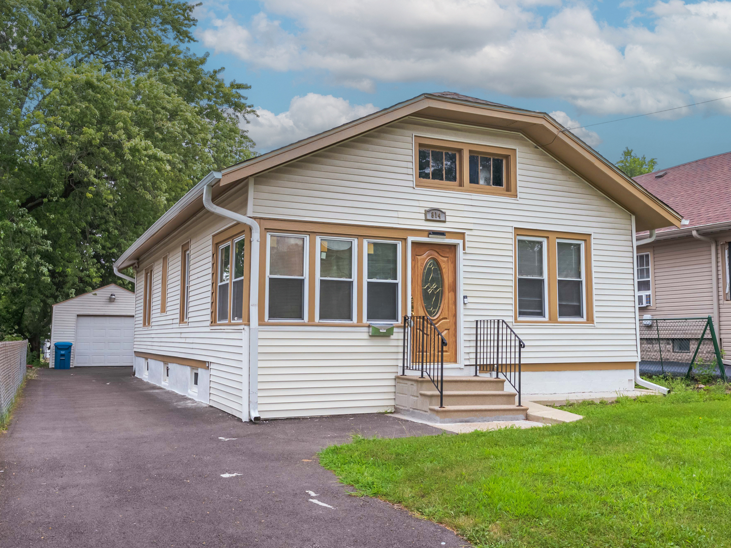 814 5th Avenue, Aurora, IL 60505